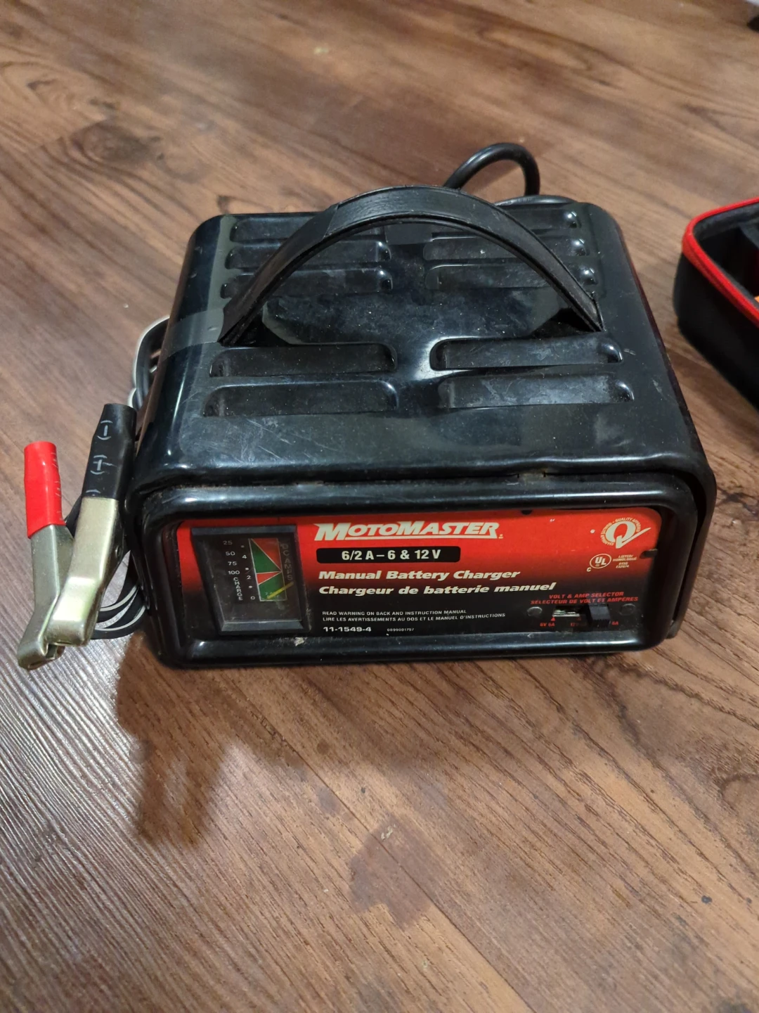 MotoMaster Manual Battery Charger 6/2 A - 6 & 12 V