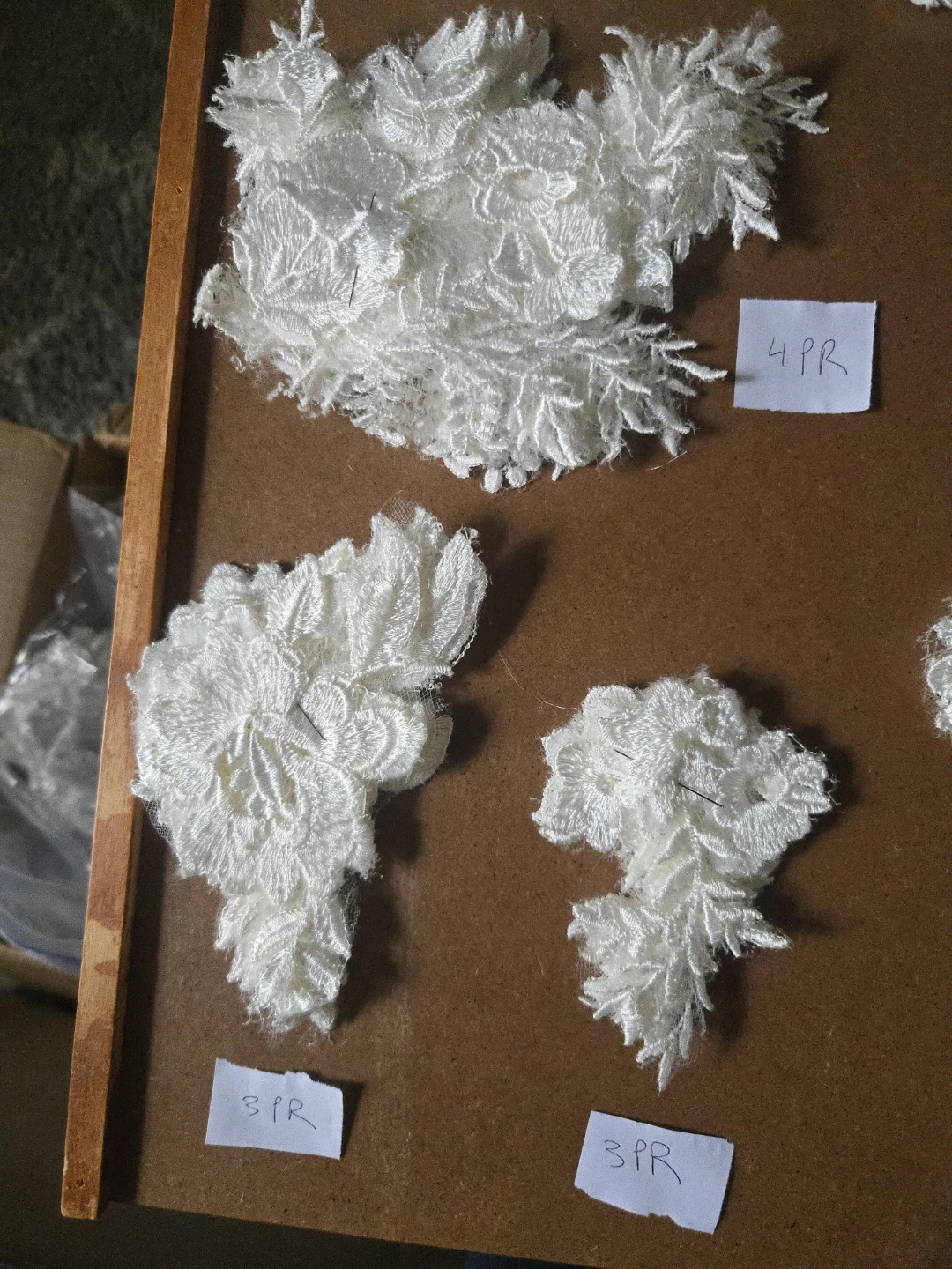 White Lace Floral Appliques  25  Pairs - photo 3