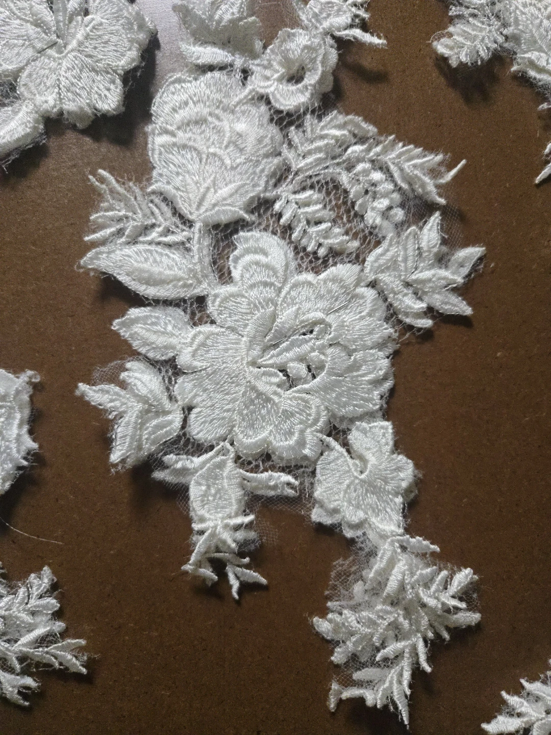 White Lace Floral Appliques  25  Pairs - photo 4