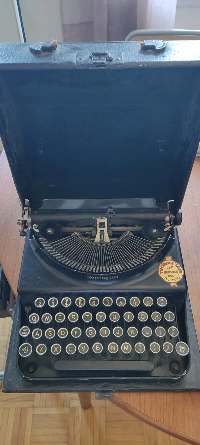 Vintage Remington Portable Typewriter - photo 2