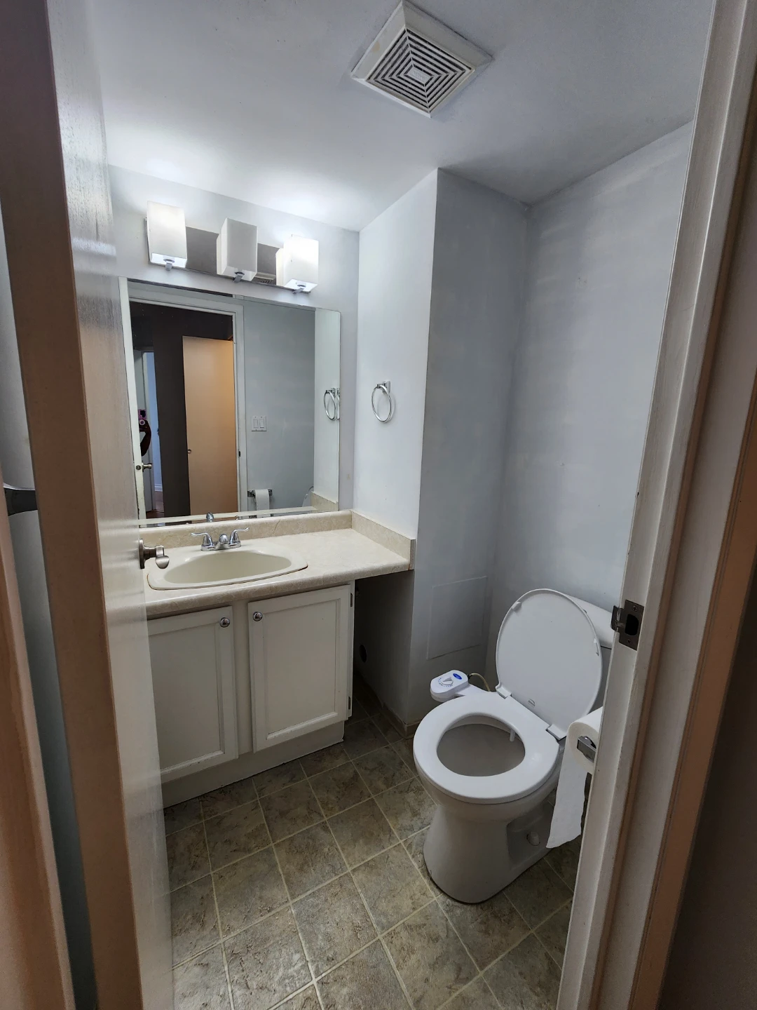 Private Room + Half Bath + Walk-In Closet | Furnished | Aug 1 - photo 2