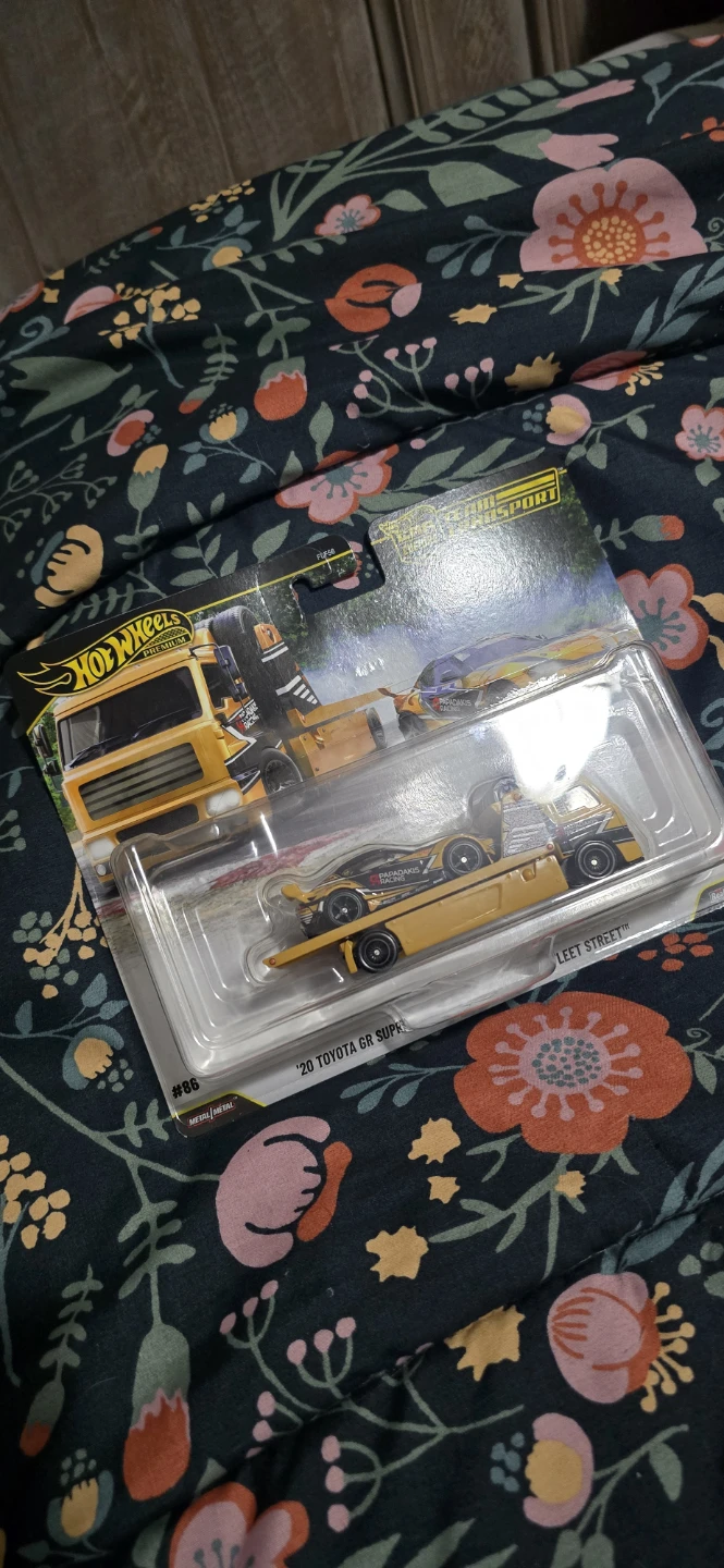 Hot Wheels 20 Toyota GR Supra Hauler & Car