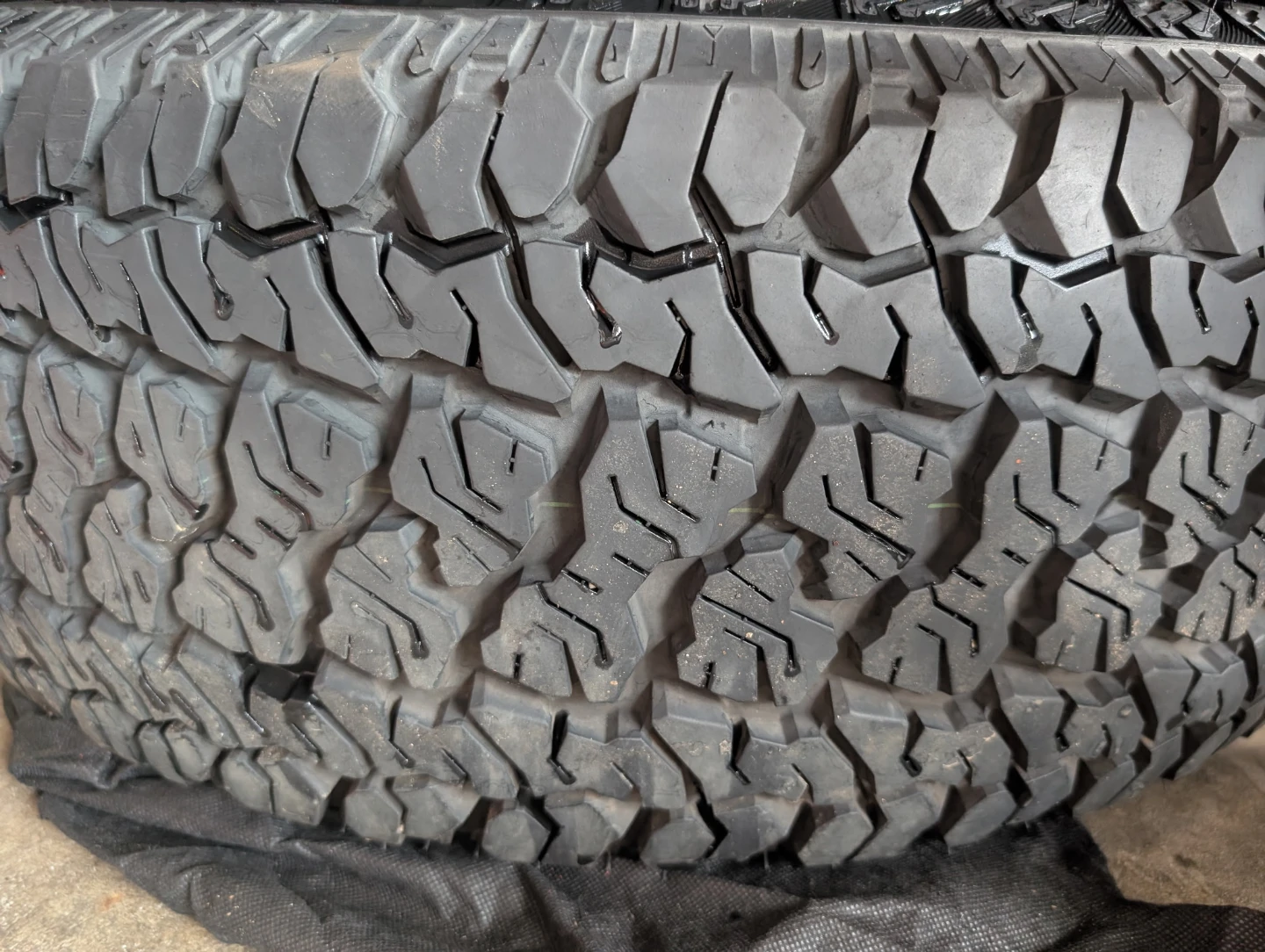 JEEP WRANGLER JL RUBICON 17" O.E.M RIMS AND TIRES - photo 3