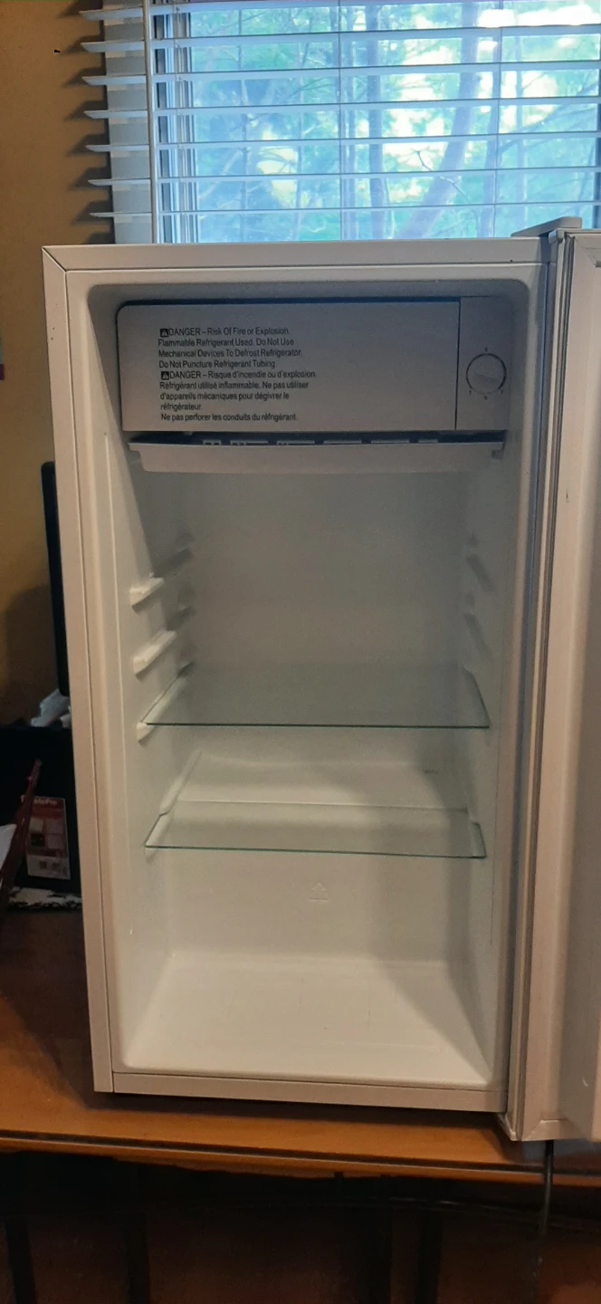 Galanz Compact White Mini Fridge READ DESCRIPTION ON SIZE - photo 2