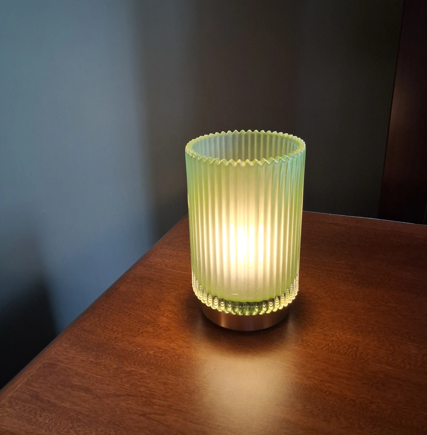 Green Ribbed Glass Table Lamp with Gold Base - photo 3