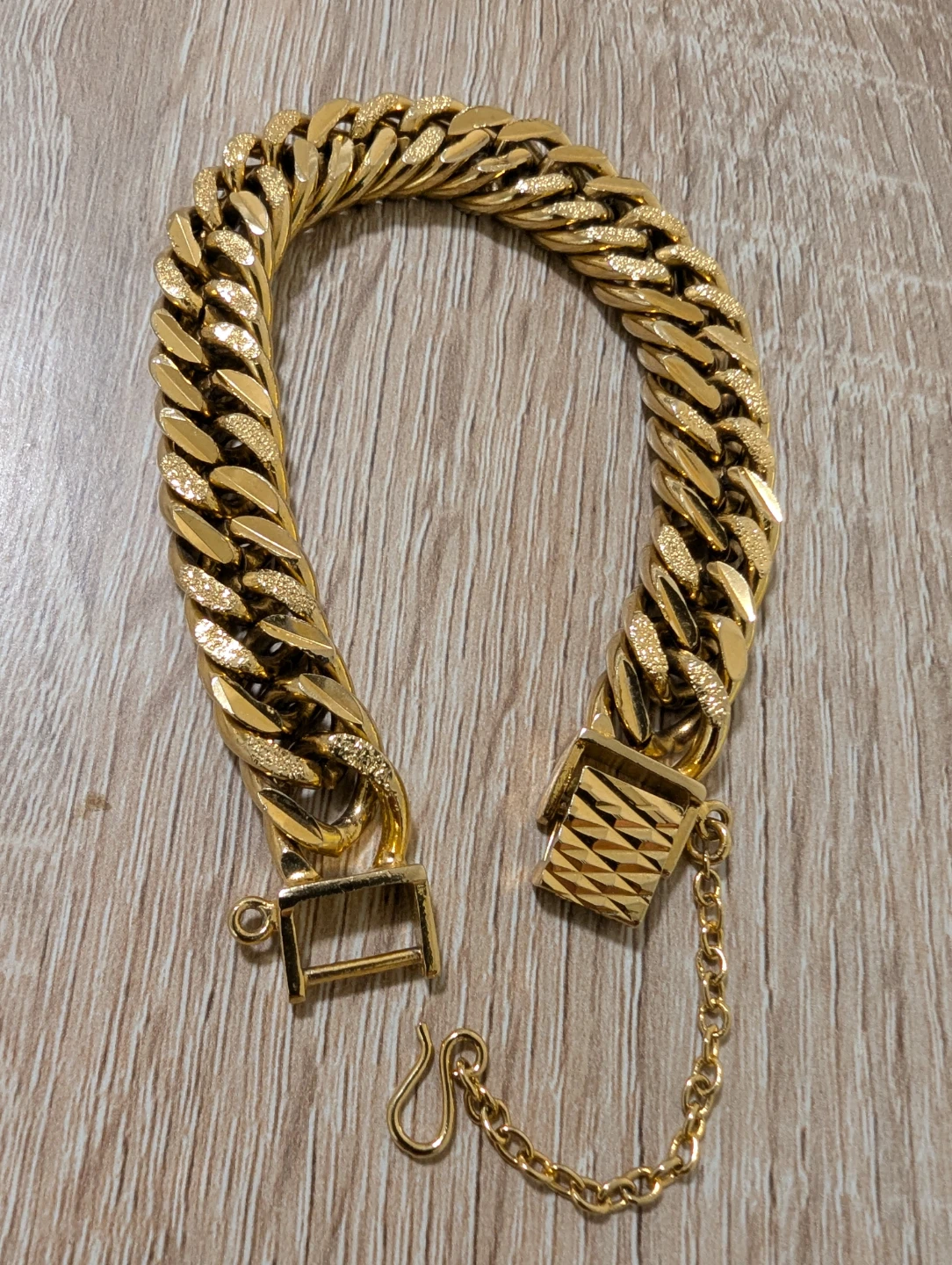 Gold coloured cuban link bracelet