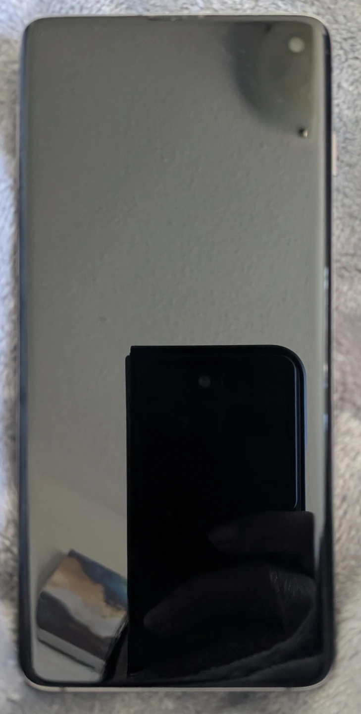 Samsung Galaxy S10 (5 Years Old) – Good Condition - photo 2