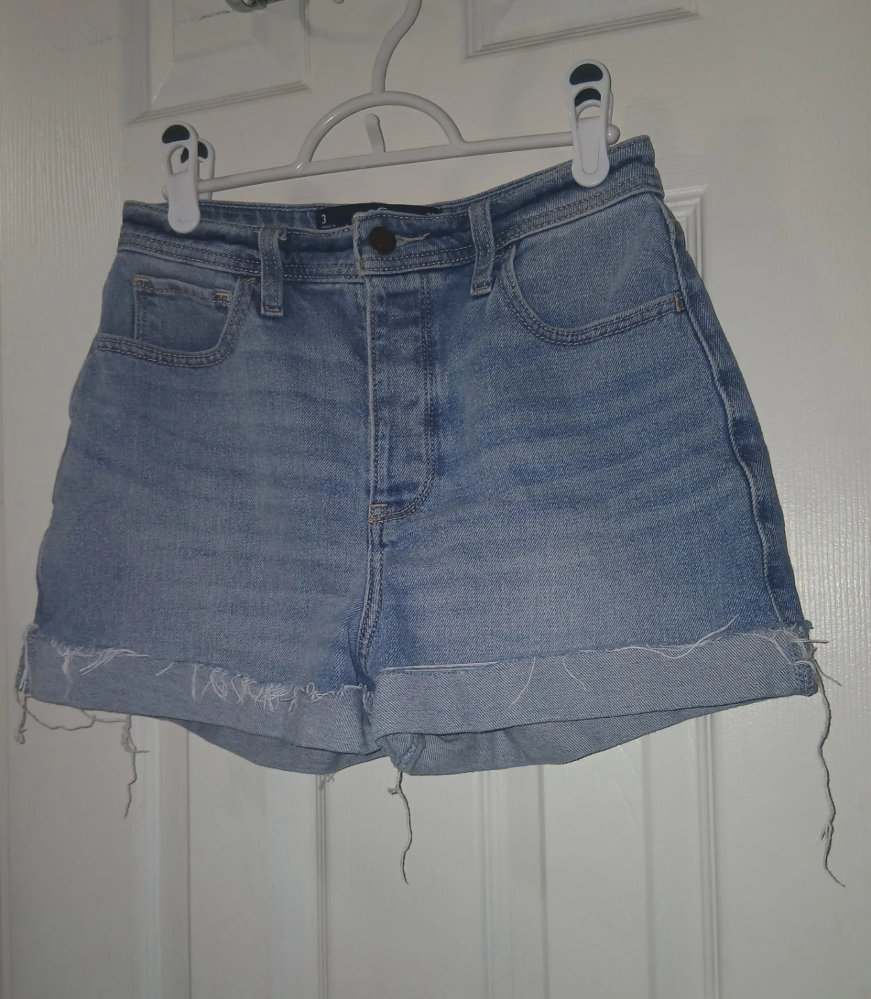 Hollister Curvy Ultra High-Rise Mom Shorts - Size 3 W26