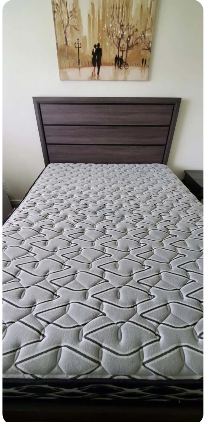 Beautiful bedroom set. Use it for guess maybe 3 times - photo 2