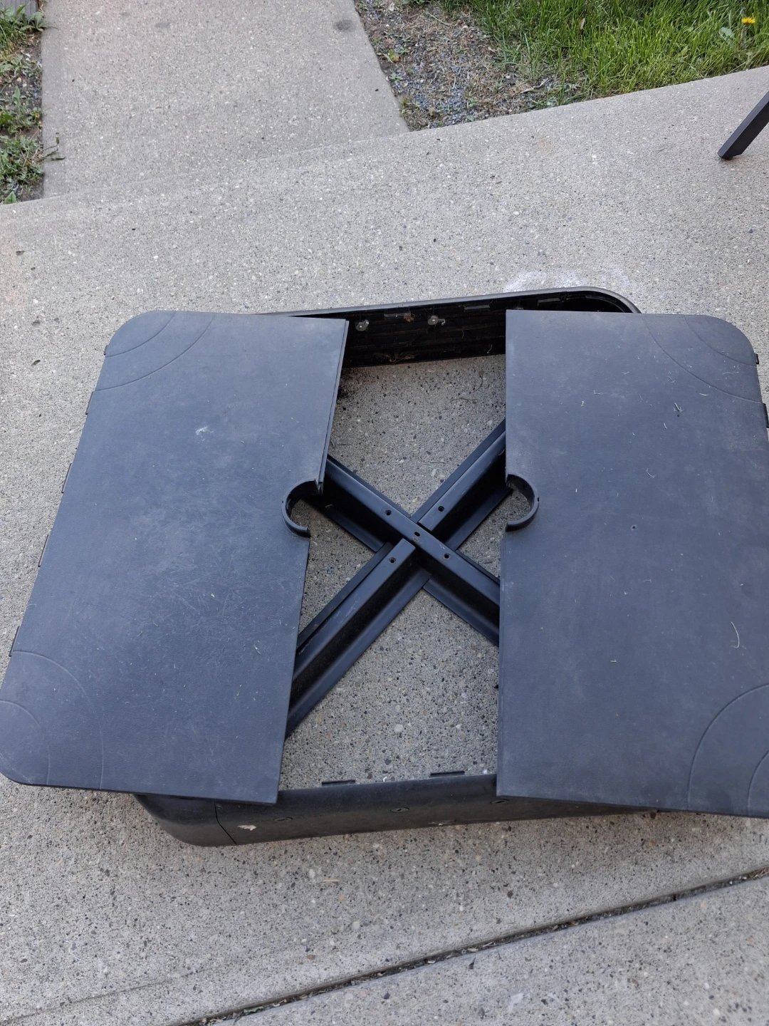 Black Cantilever Umbrella Base with Poles. - photo 2