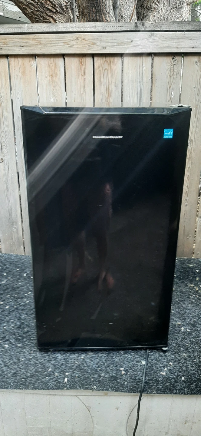 Hamilton Beach Compact Mini Fridge READ DESCRIPTION ON SIZE