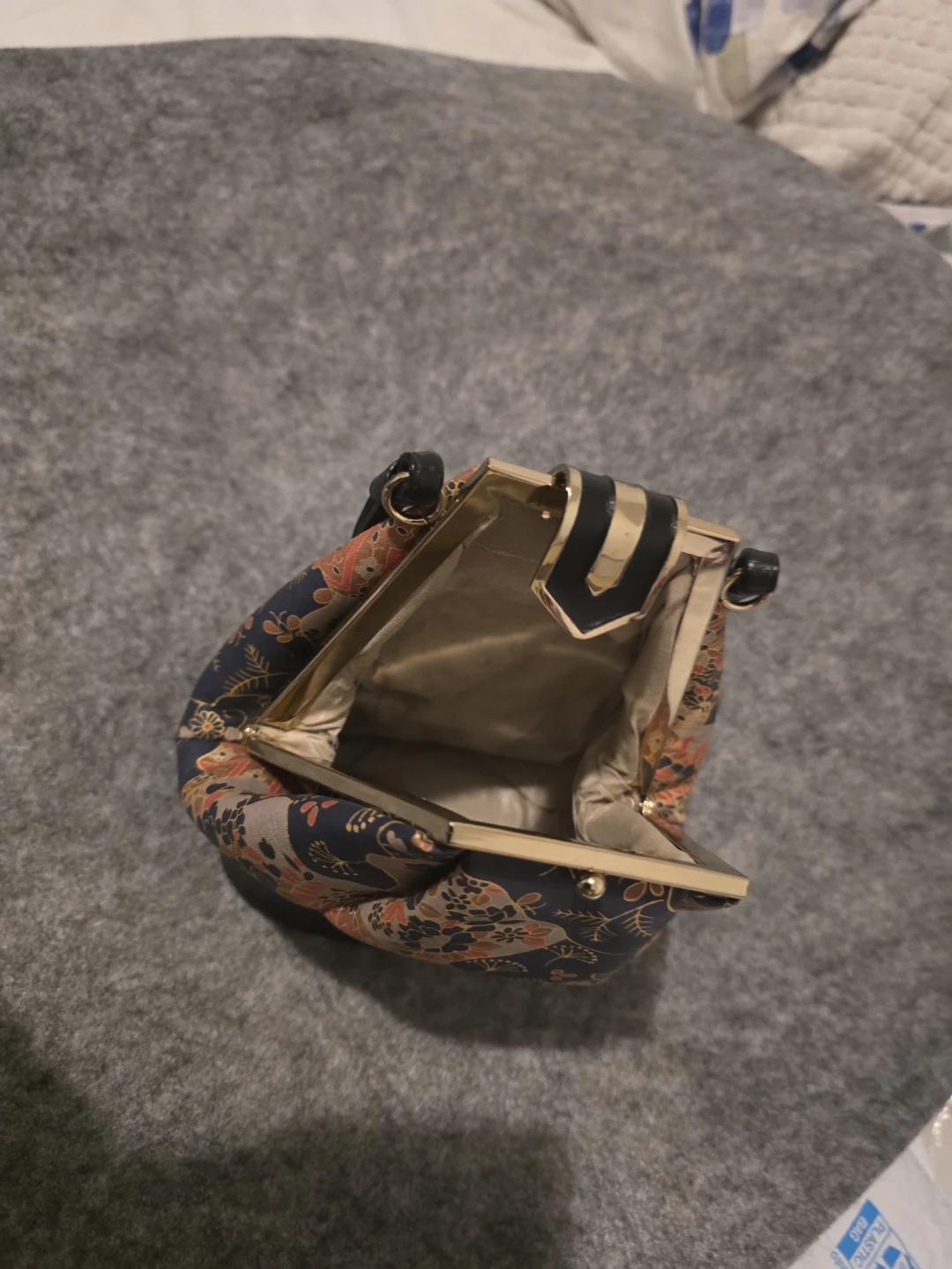 Vintage Japanese  Clasp Purse with Floral Design - photo 4