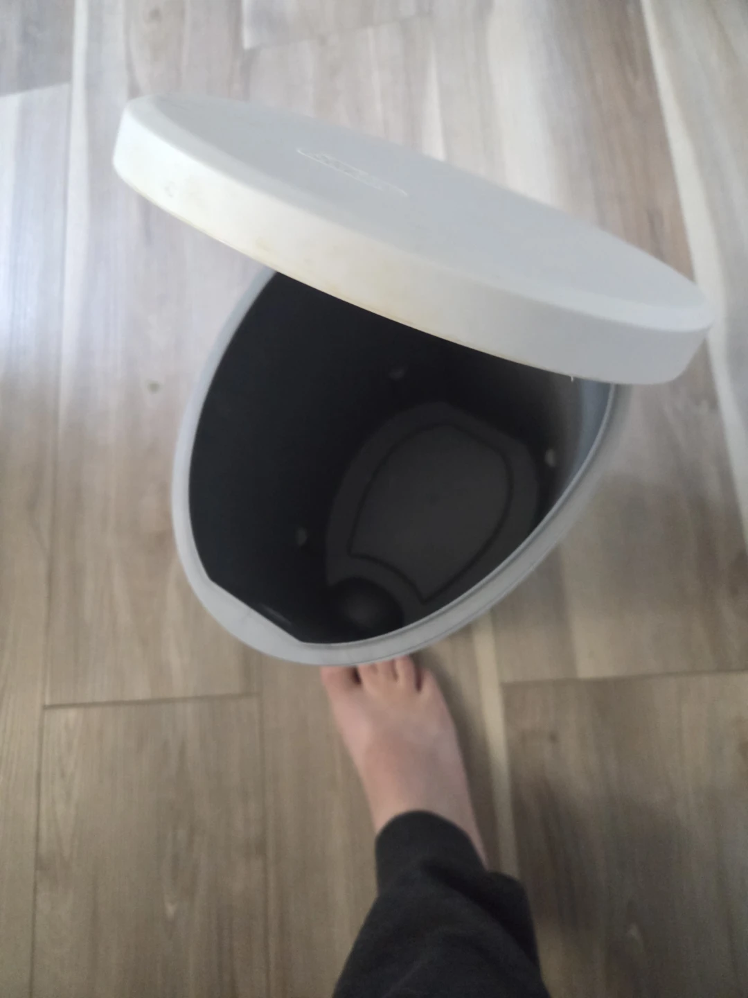 Sterilite White Step Trash Can - photo 2