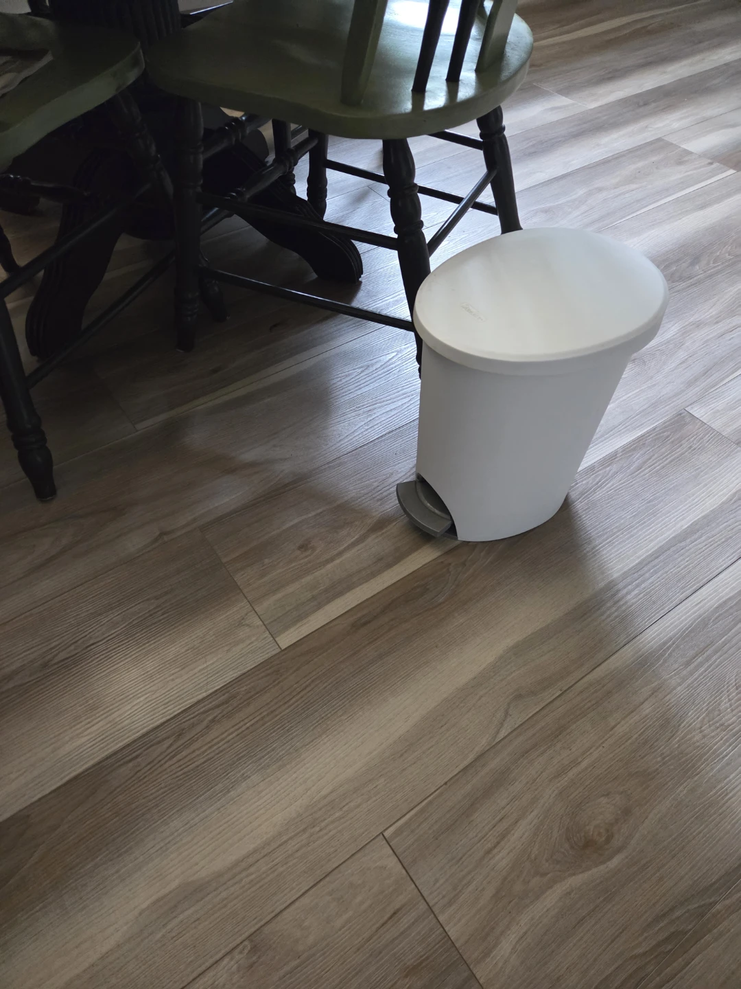 Sterilite White Step Trash Can - photo 3