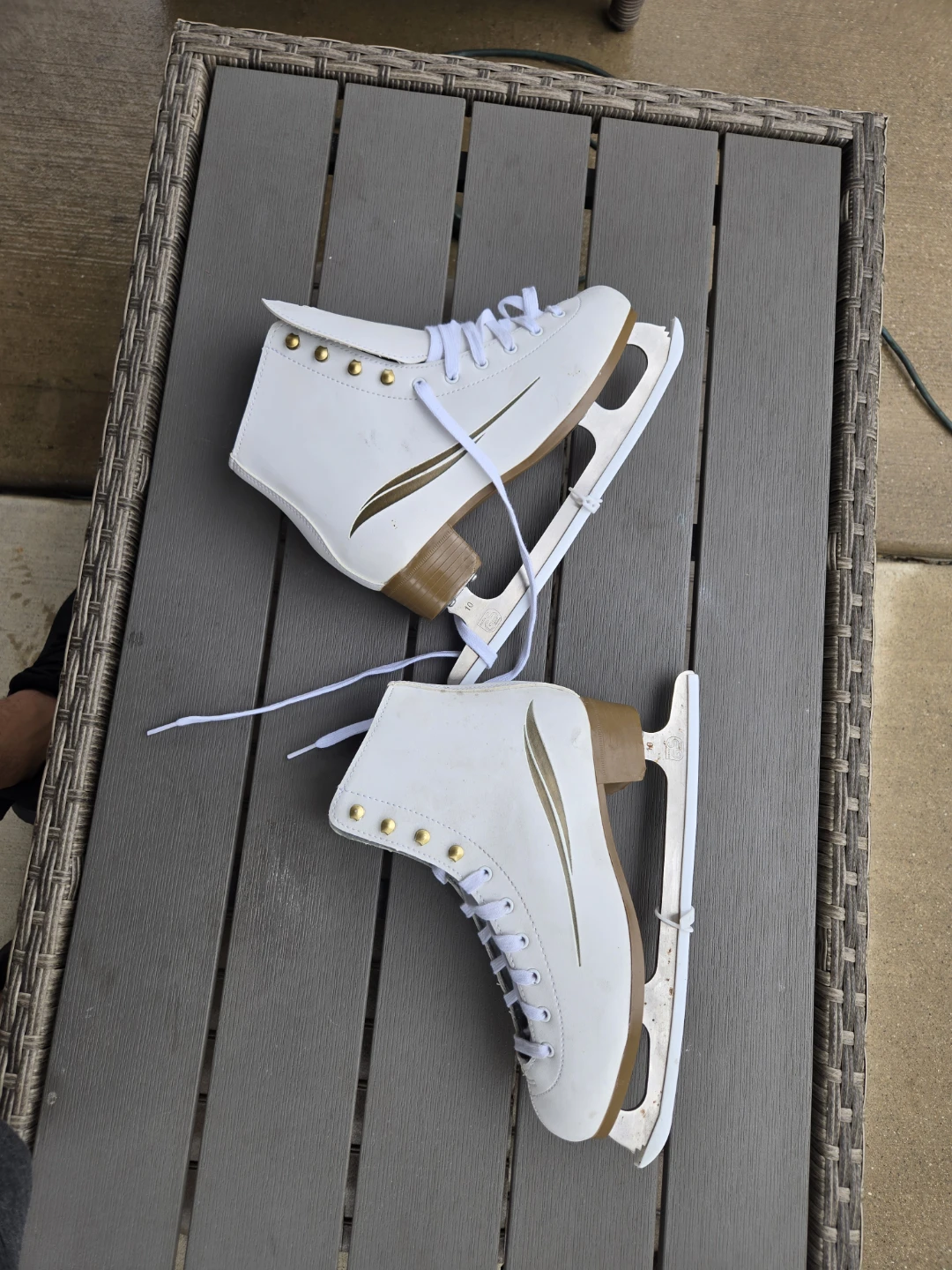 White Women's Ice Skates Size 7 - photo 3