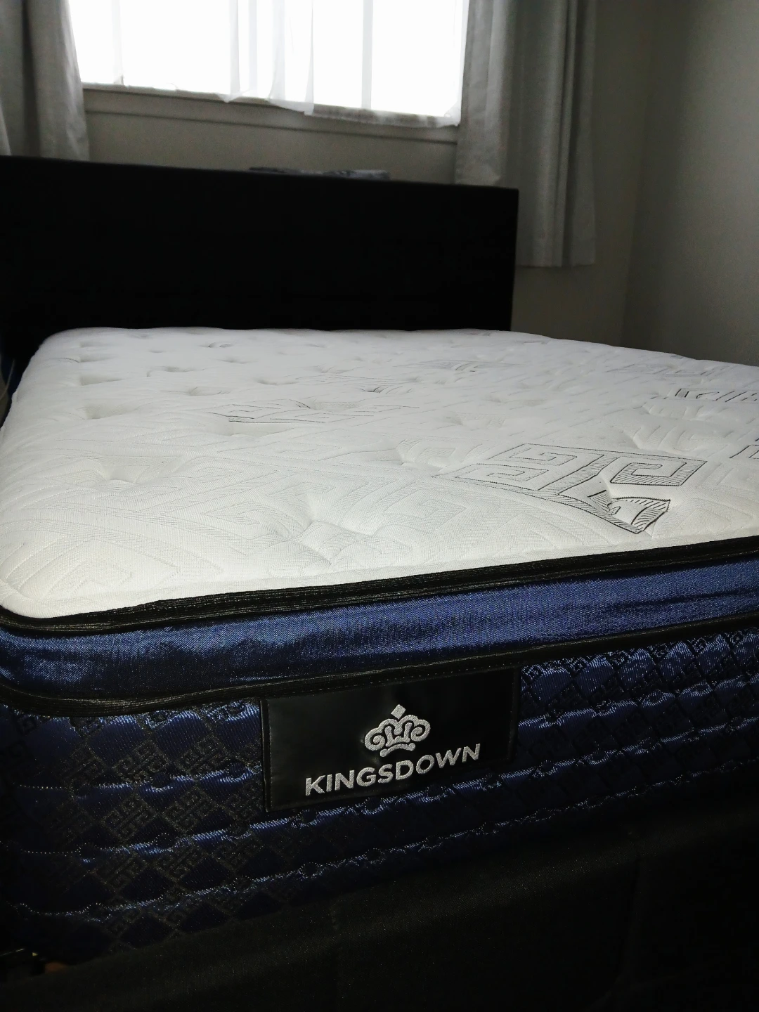 QUEEN BED FRAME + KINGSDOWN MATTRESS — MUST GO THIS WEEK ⚡ - photo 2