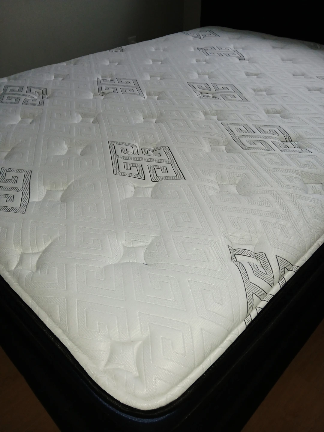 QUEEN BED FRAME + KINGSDOWN MATTRESS — MUST GO THIS WEEK ⚡ - photo 3