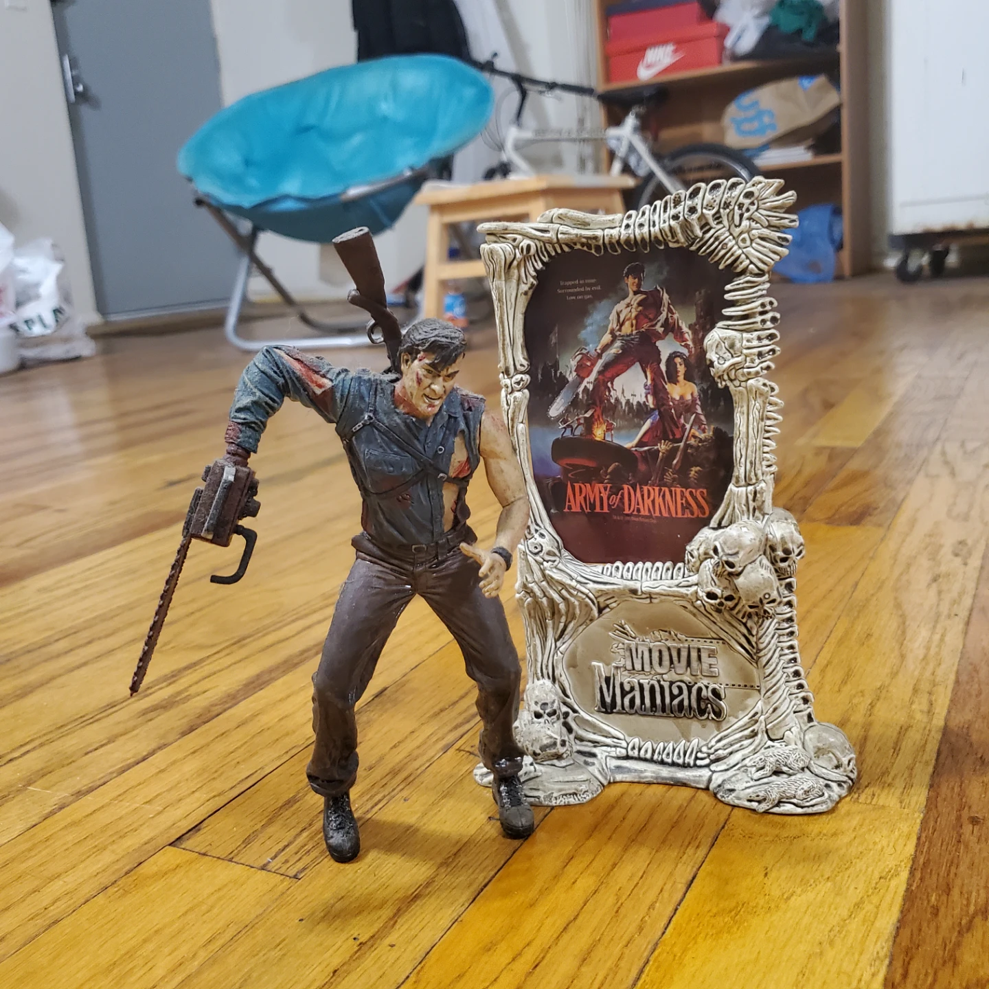 Army of Darkness Movie Maniacs Ash Figure with Frame
