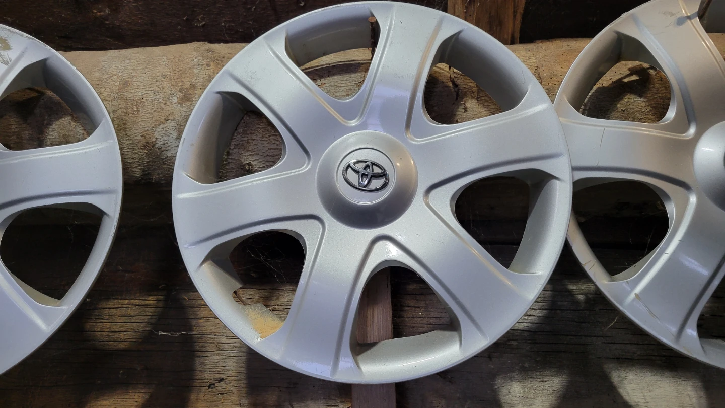 Set of 3 Silver Toyota Hubcaps - photo 3
