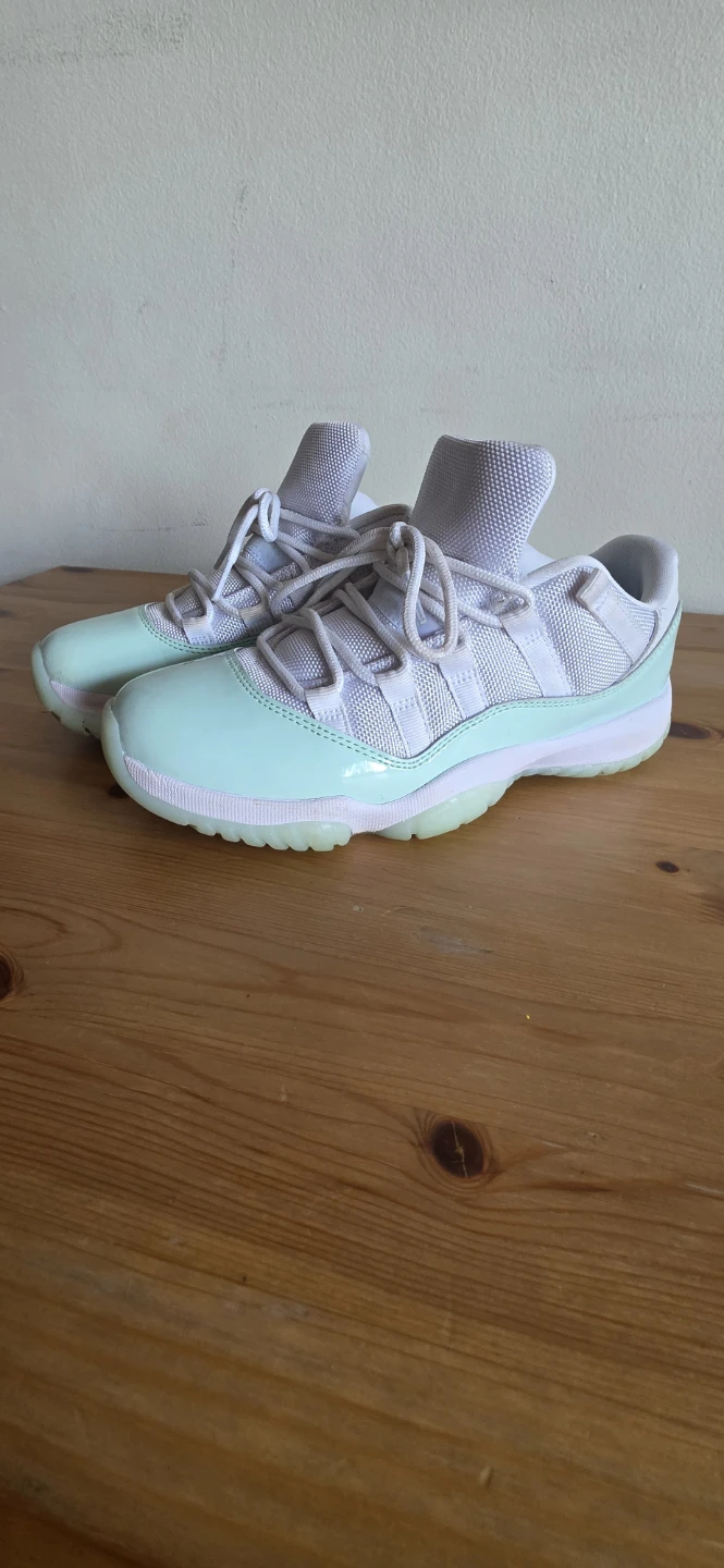 Air Jordan 11 Low SE size 7 - photo 3