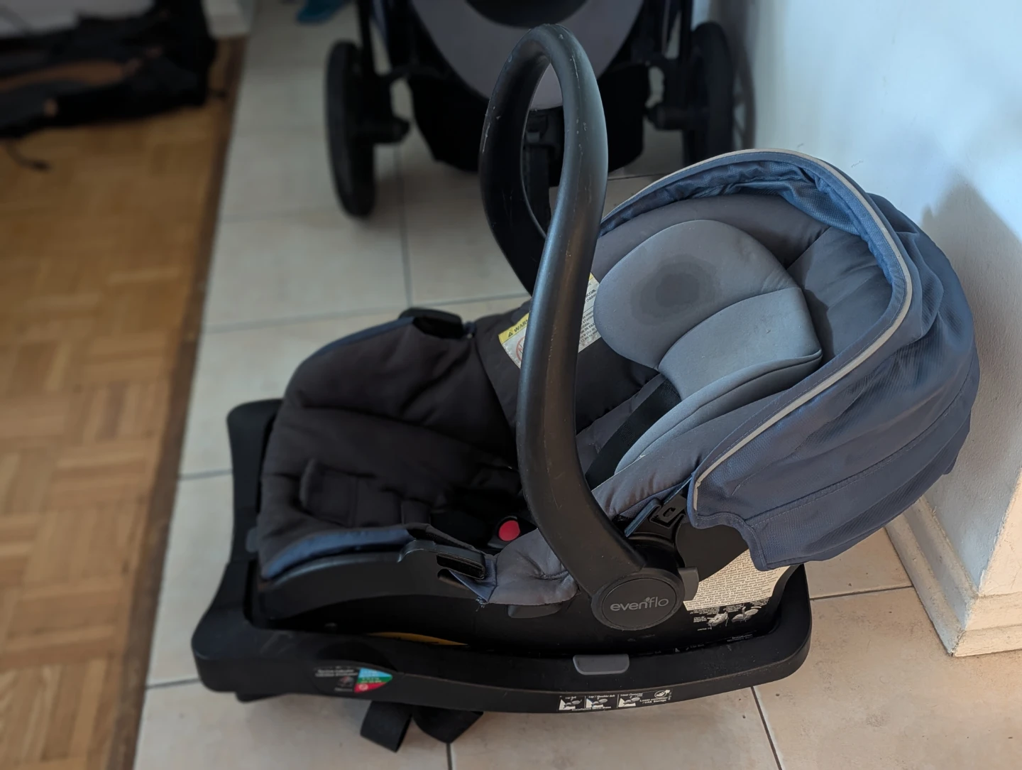 Evenflo Baby Car Seat and Base with Stroller - photo 3