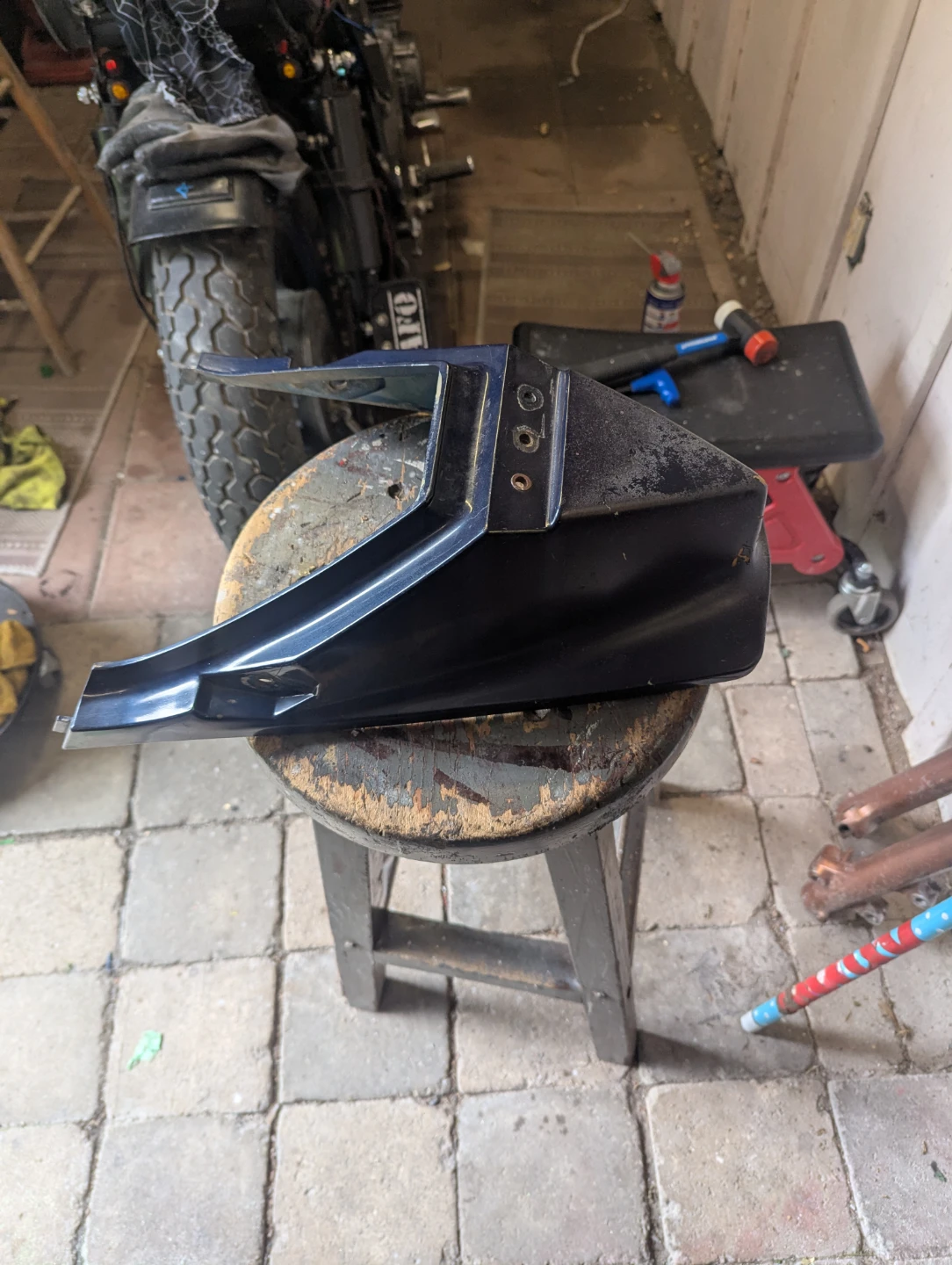 Cafe Racer Motorcycle rear Hump to hide the battery