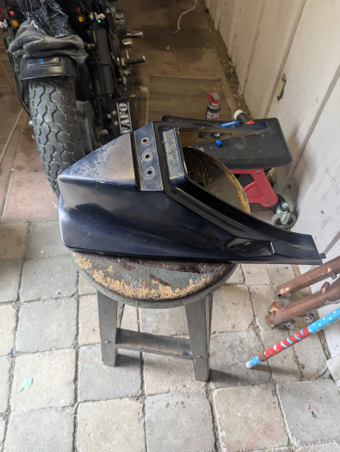 Cafe Racer Motorcycle rear Hump to hide the battery - photo 2