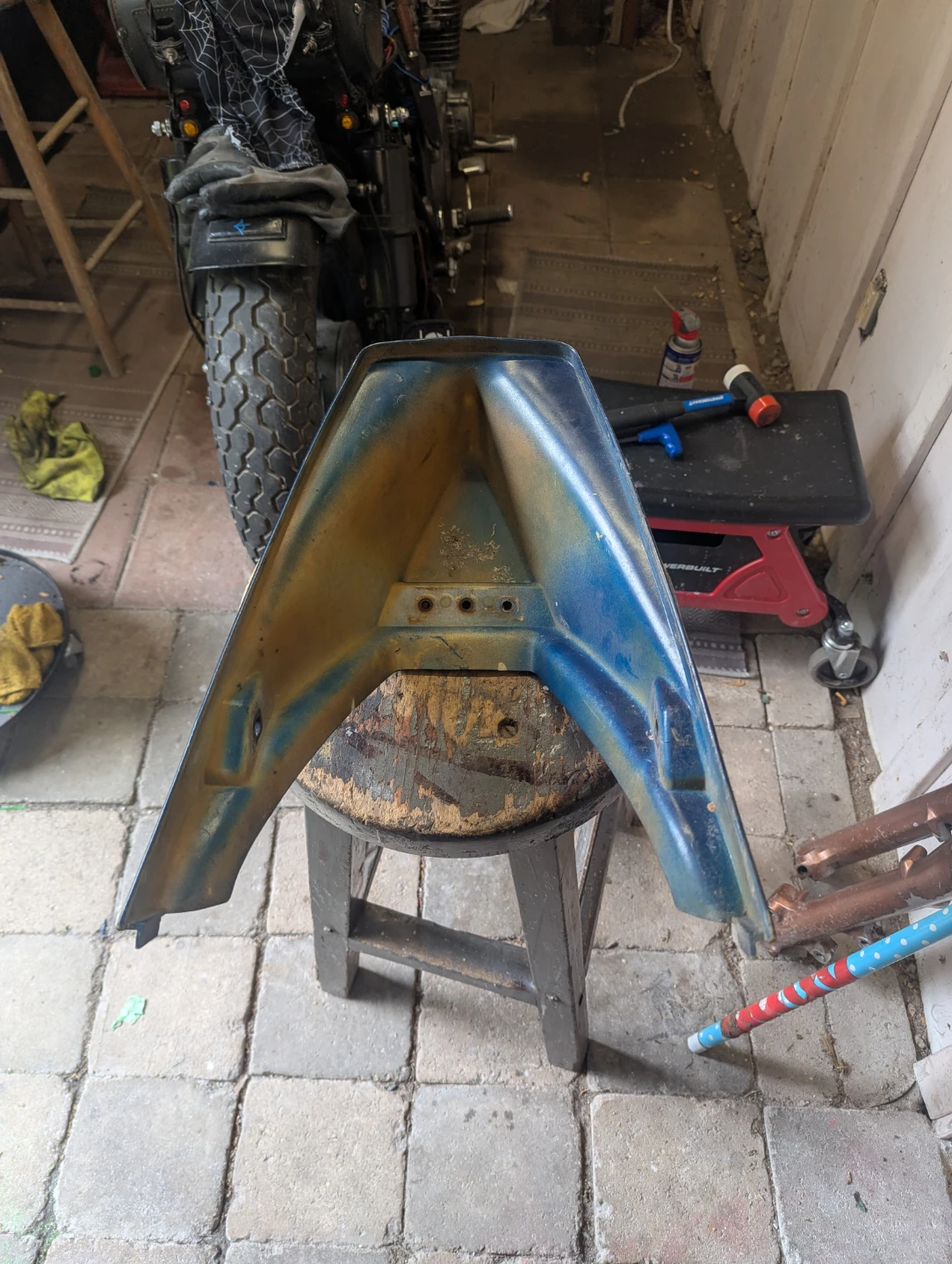 Cafe Racer Motorcycle rear Hump to hide the battery - photo 4