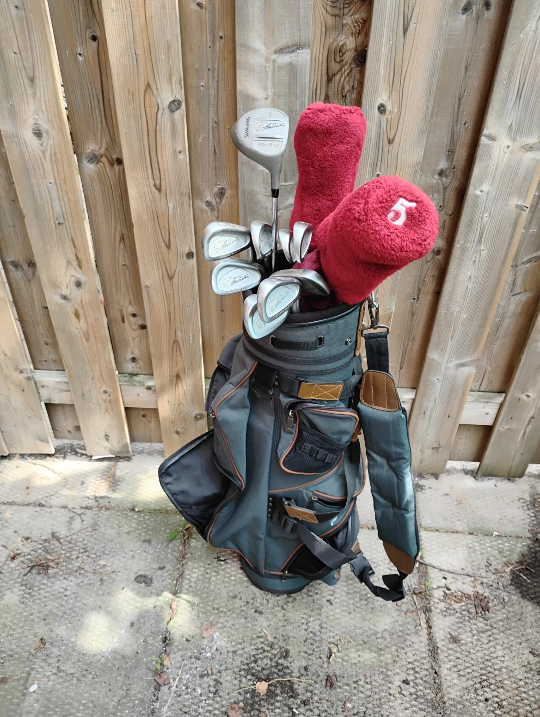 Spalding Mid-Size Golf Club Set with Bag
