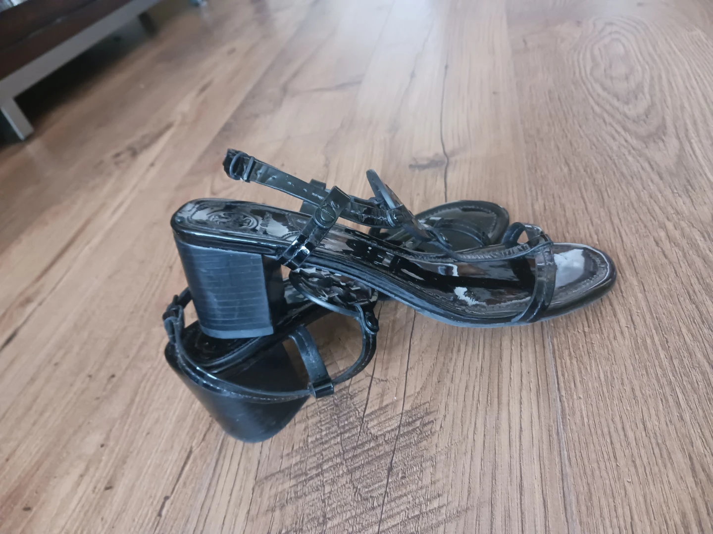 Tory Burch Black Patent Leather Sandals - photo 3