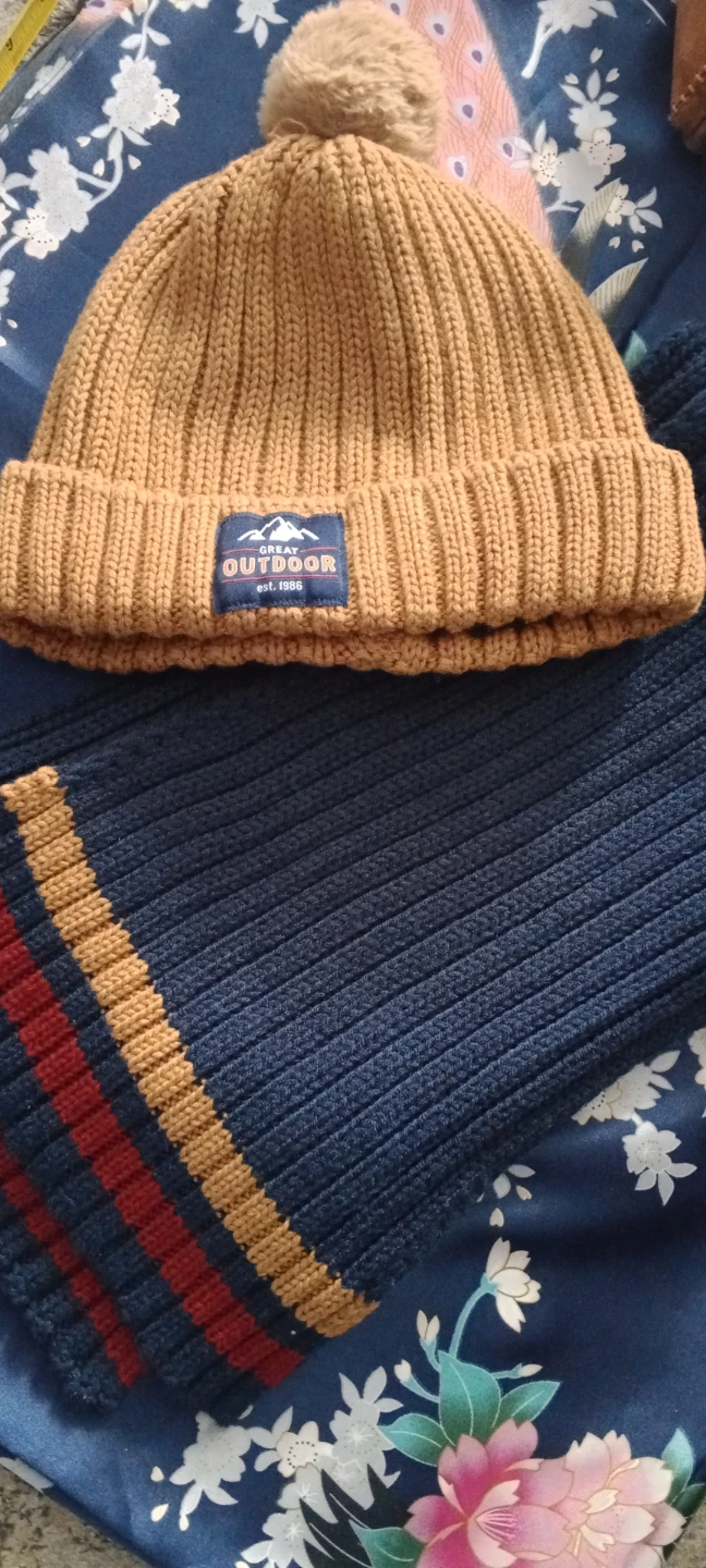 LOEWIKIKI Knit Beanie and Scarf Set