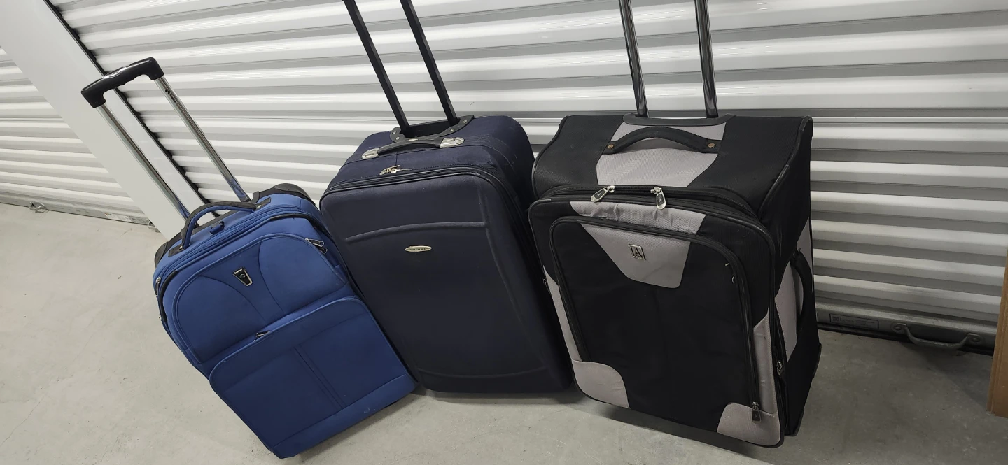 27" check in luggage of 3, one for$20 - photo 2