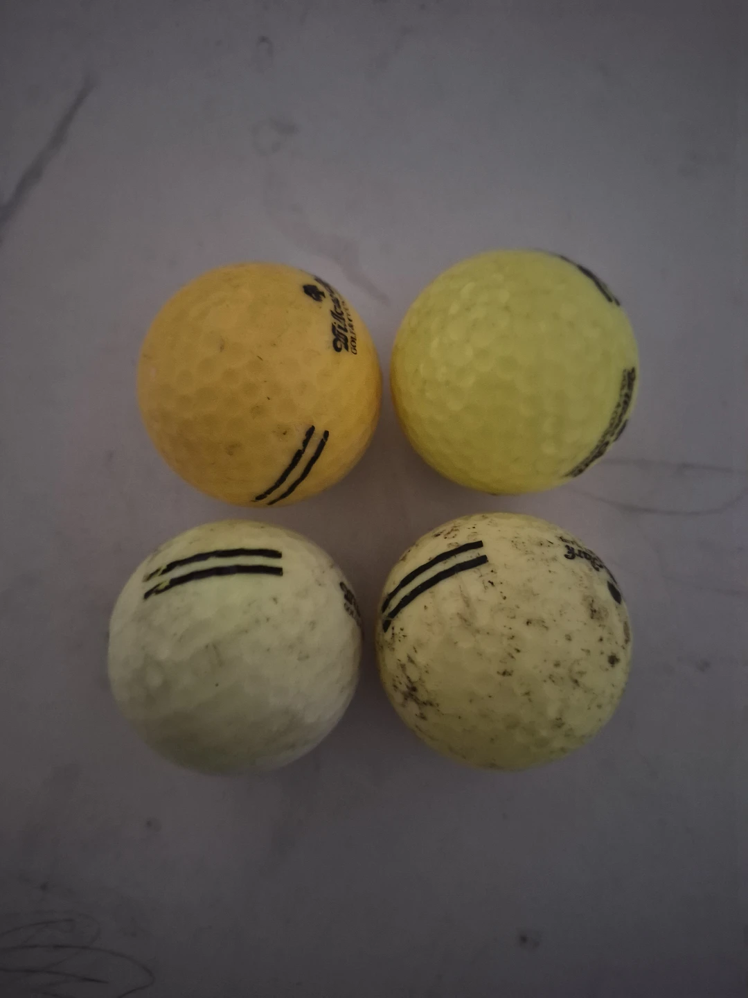 Set of 4 golf balls