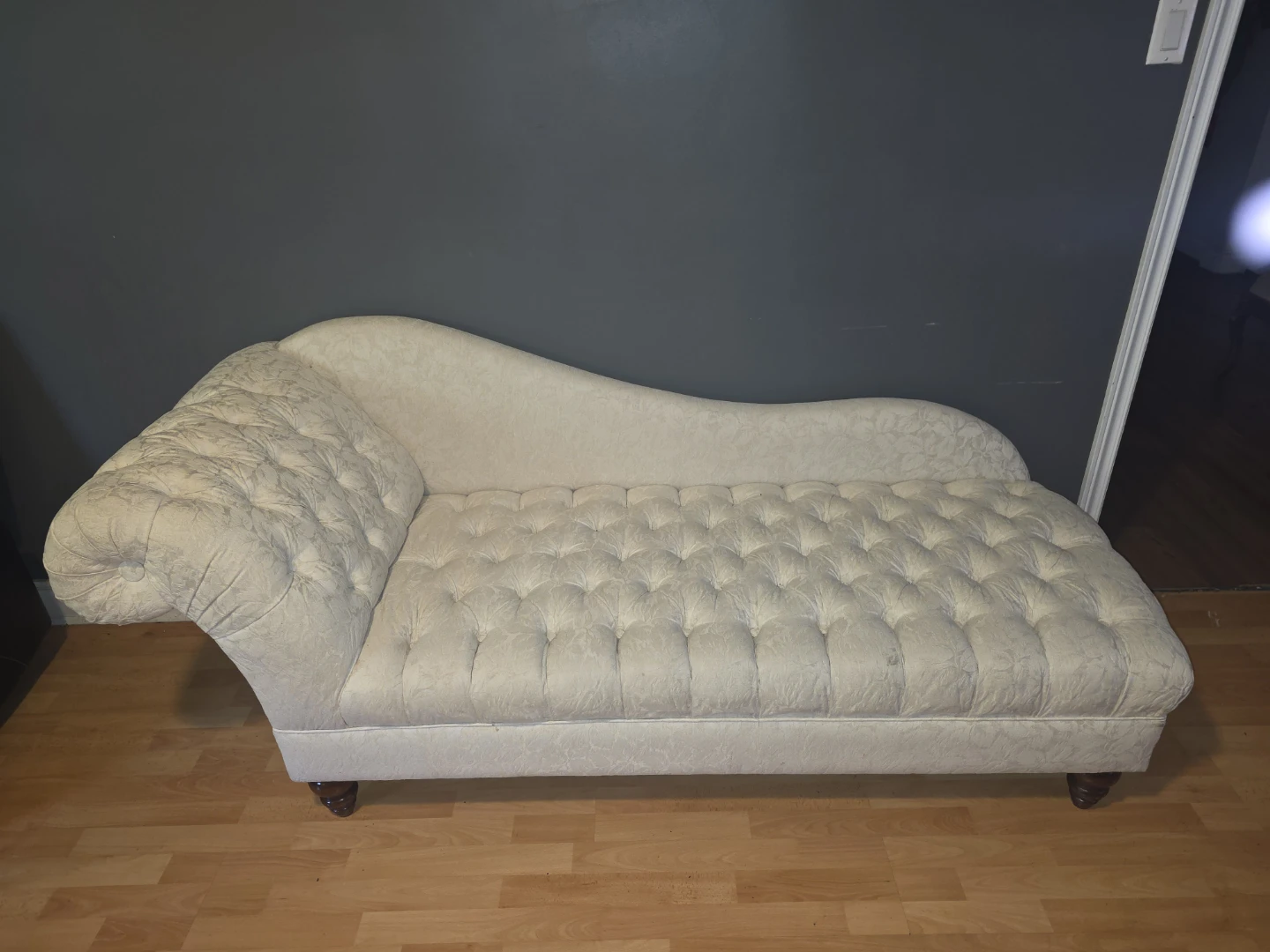 Tufted Chaise Lounge