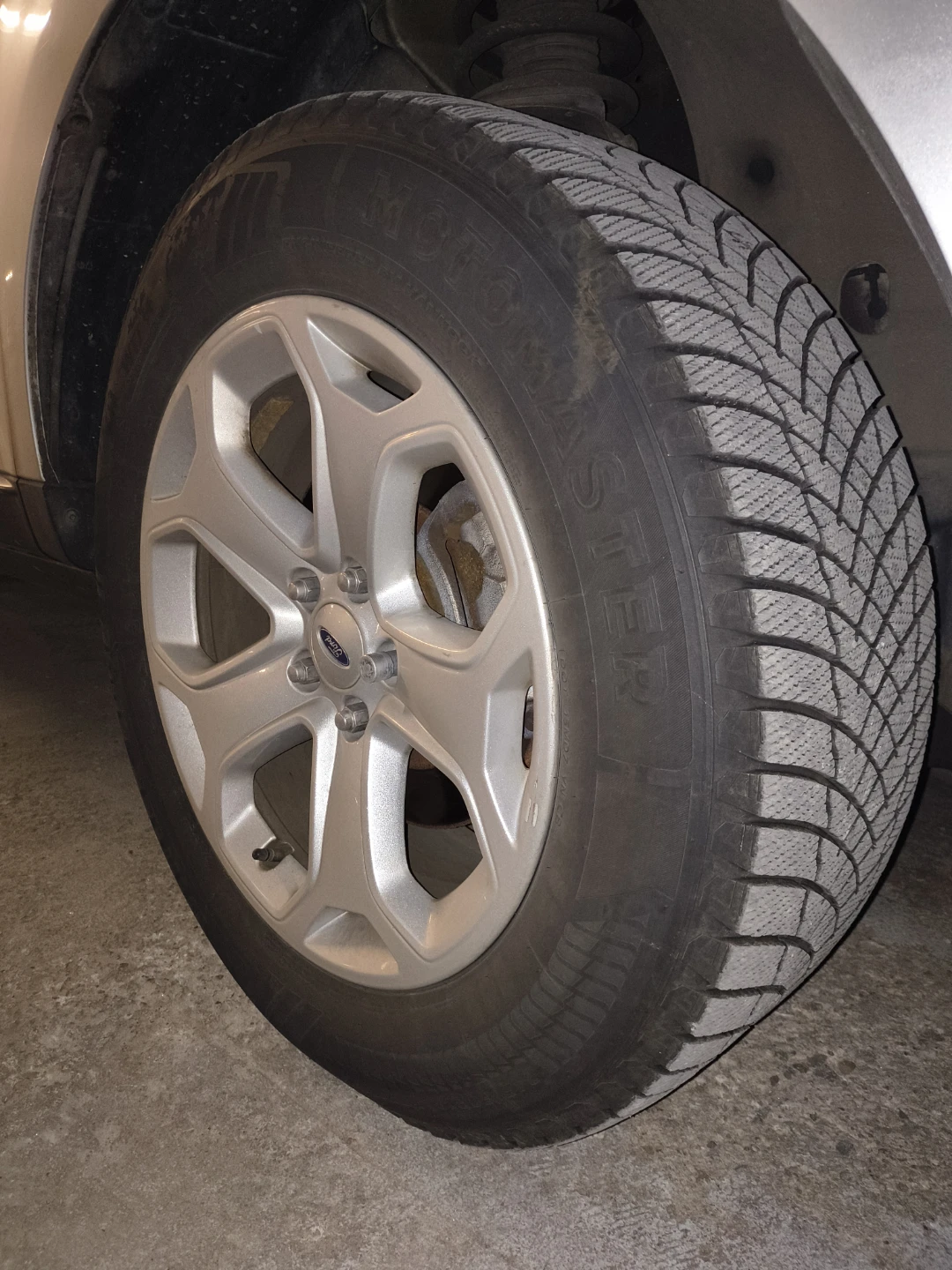 4 Motomaster Winter Edge 245/60R18 105T Tires
