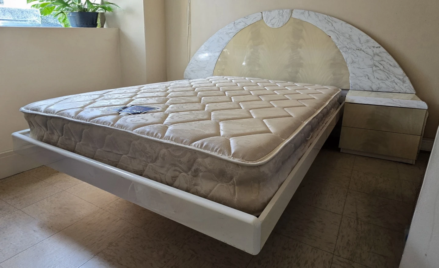 Queen Size Bed Frame, Headboard, 2 Nightstands (+ Mattress) - photo 3