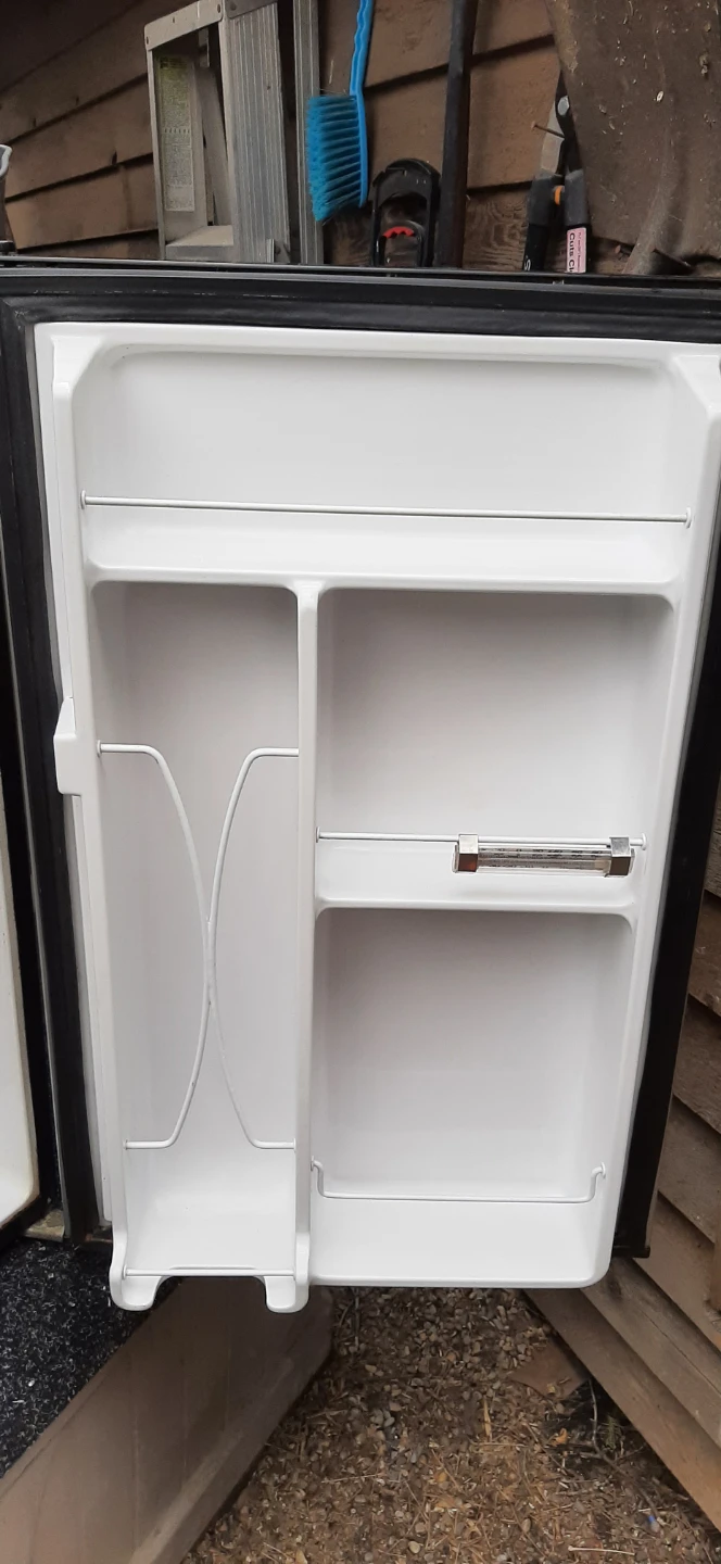 GE Compact Mini Fridge READ DESCRIPTION ON SIZE - photo 3