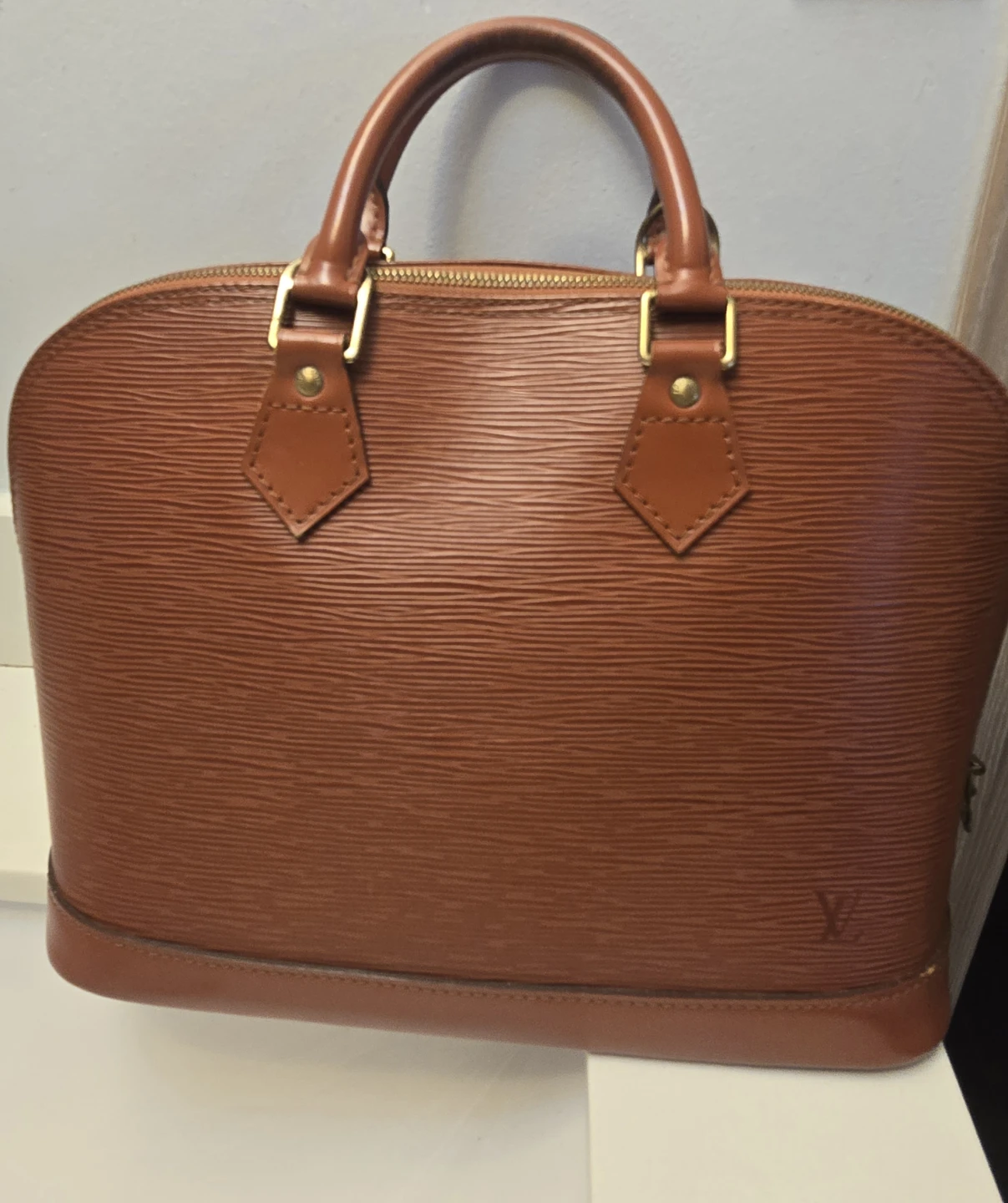 Louis Vuitton Epi Leather Alma Handbag - photo 2