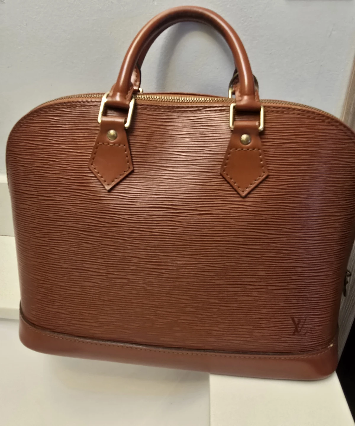 Louis Vuitton Epi Leather Alma Handbag - photo 3