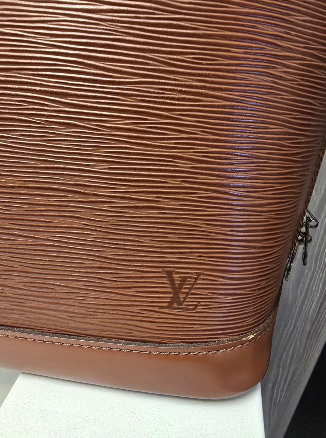 Louis Vuitton Epi Leather Alma Handbag - photo 4