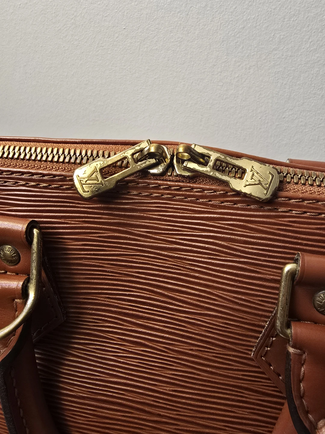 Louis Vuitton Epi Leather Alma Handbag - photo 5
