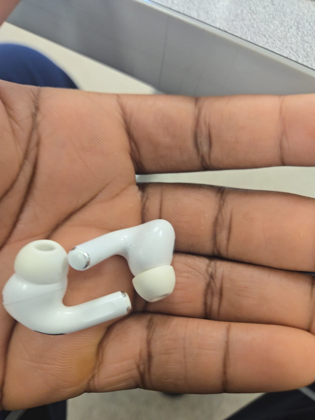 Apple AirPods Pro (2nd Gen) earbuds onlh