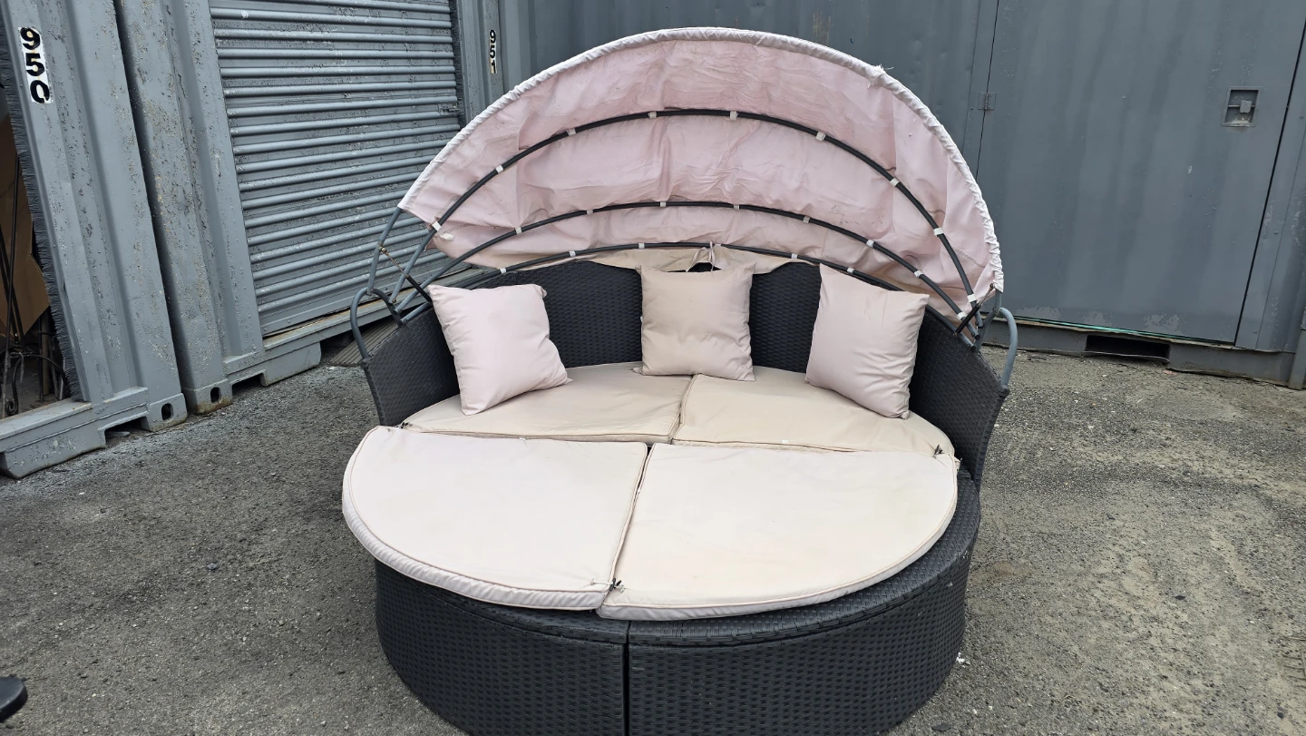 Round Wicker Daybed with Canopy and Cushions