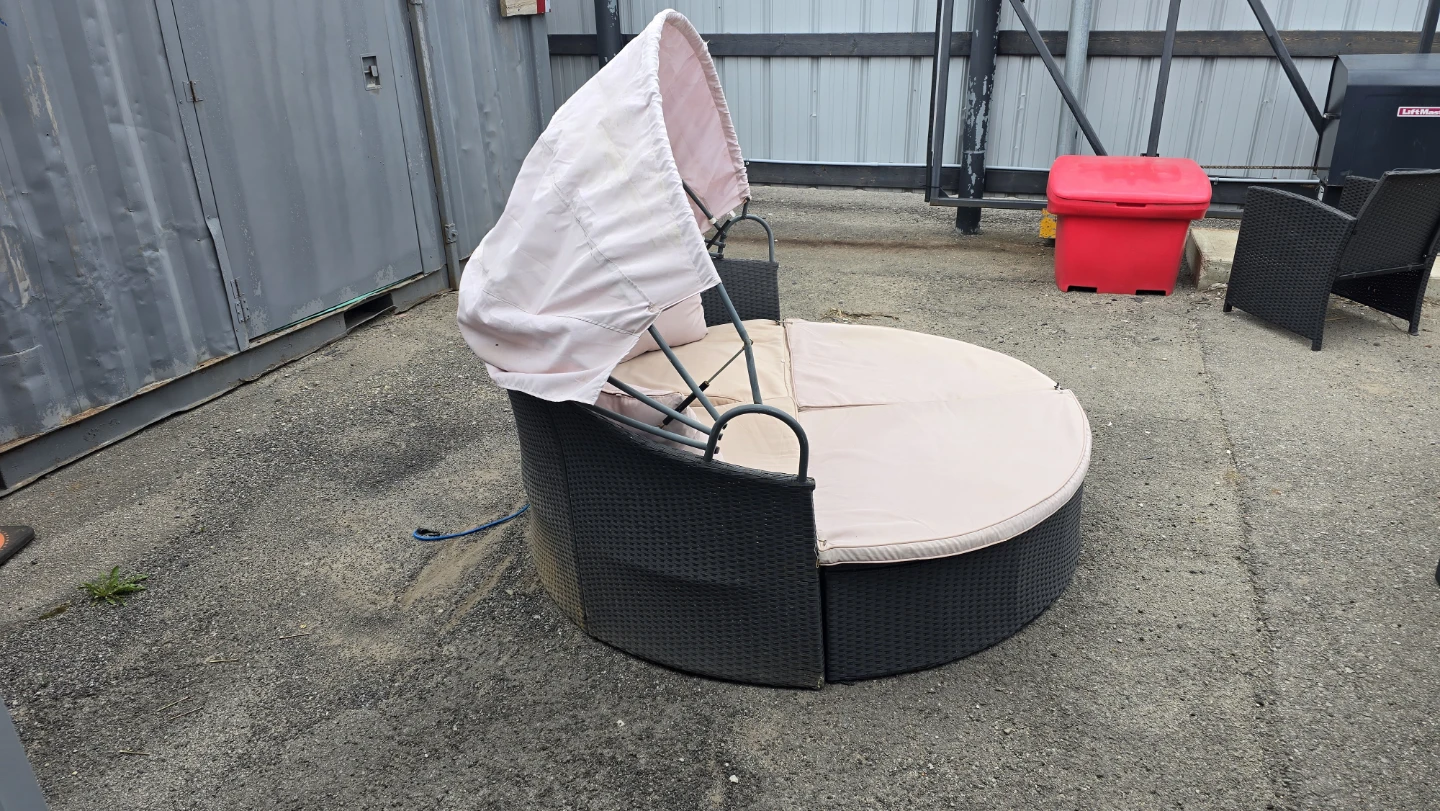 Round Wicker Daybed with Canopy and Cushions - photo 2