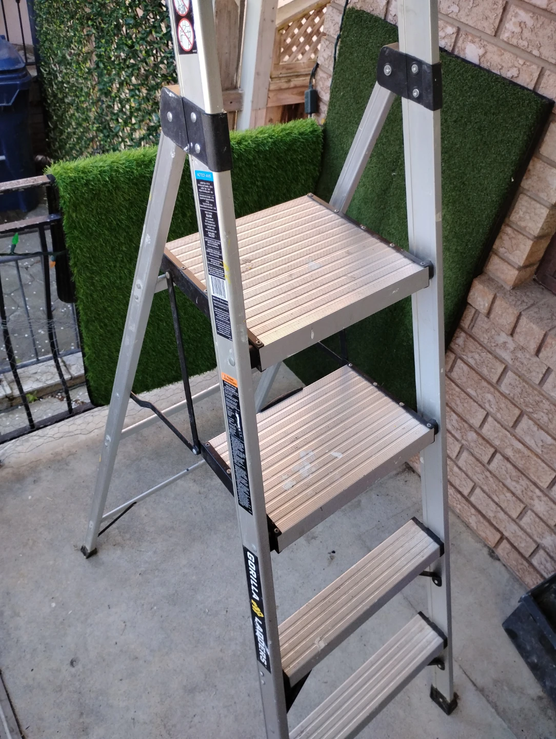 Gorilla Ladders Step Stool (used) - photo 4