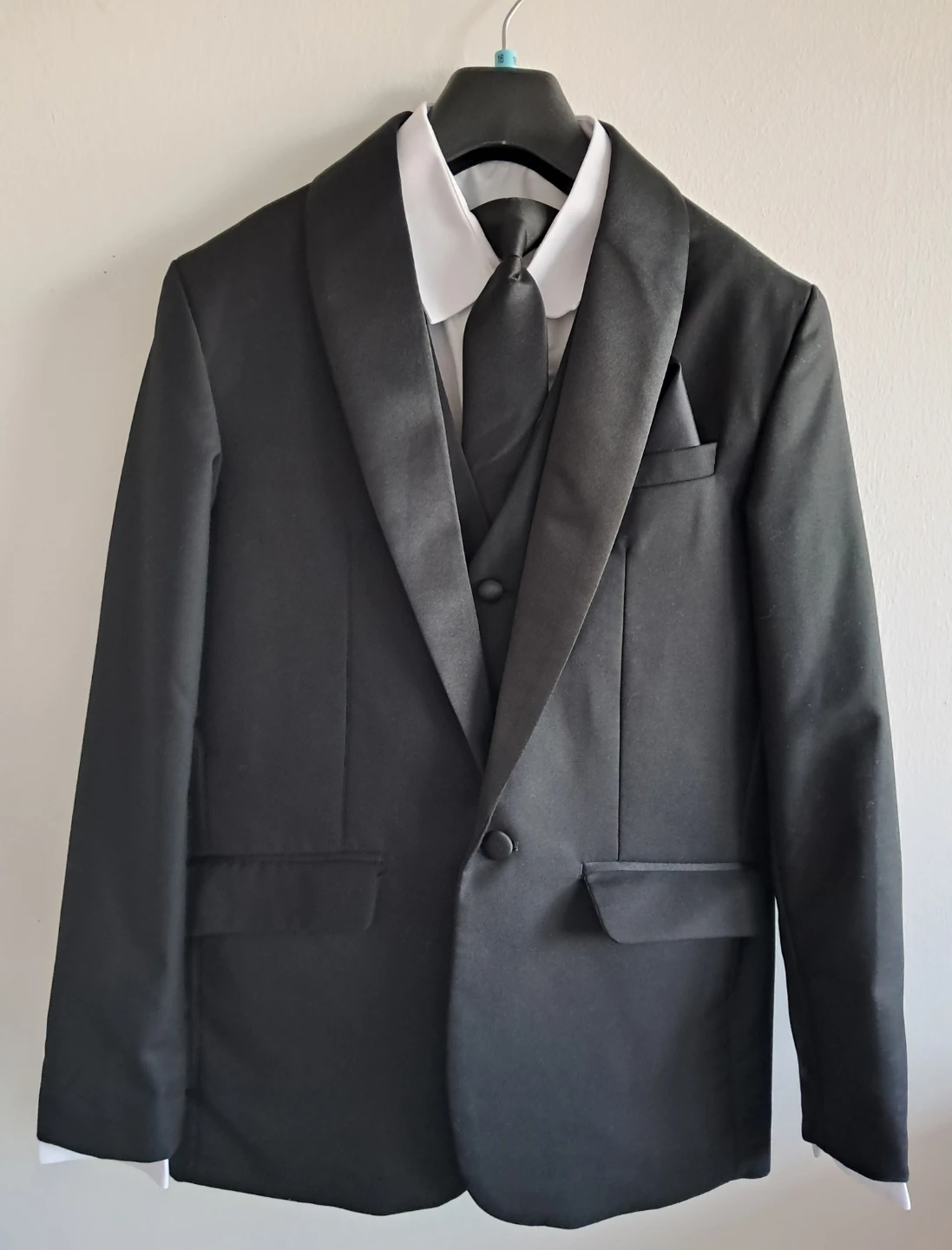 NEW Boys Black Tuxedo Suit 5-Piece Set