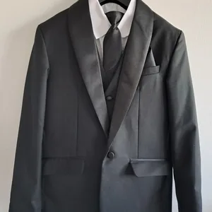 NEW Boys Black Tuxedo Suit 5-Piece Set