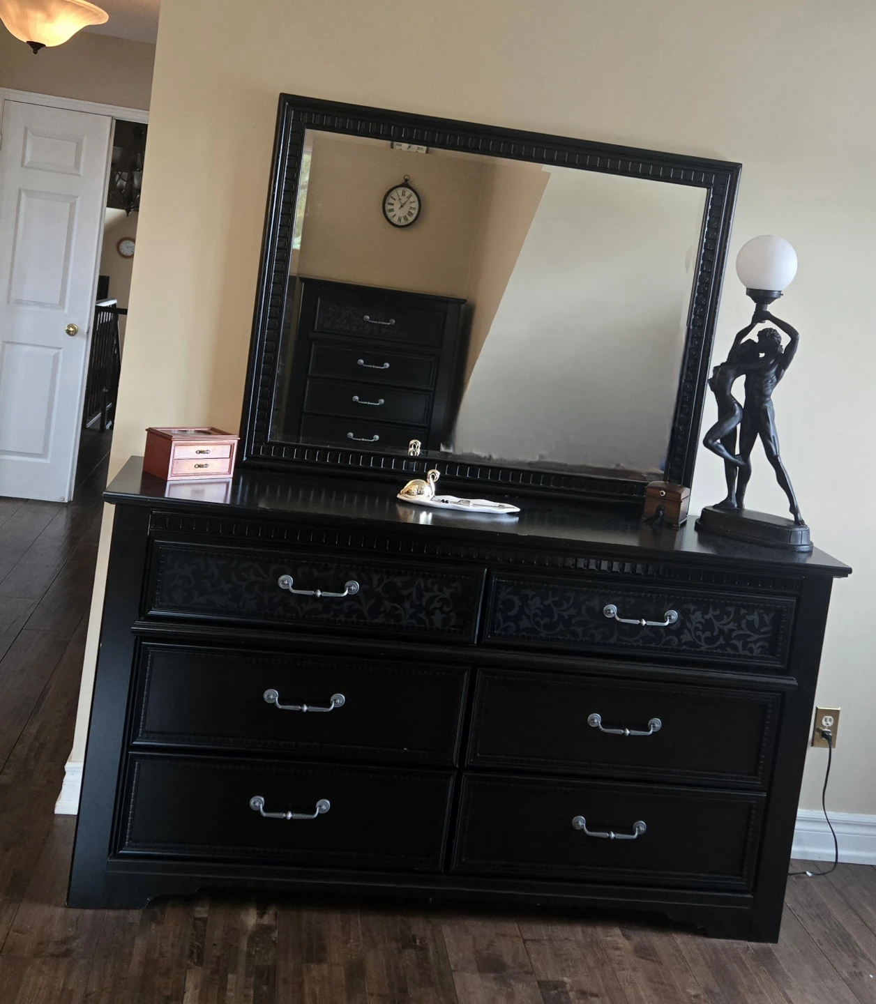 King size bedroom set in mint condition - photo 2