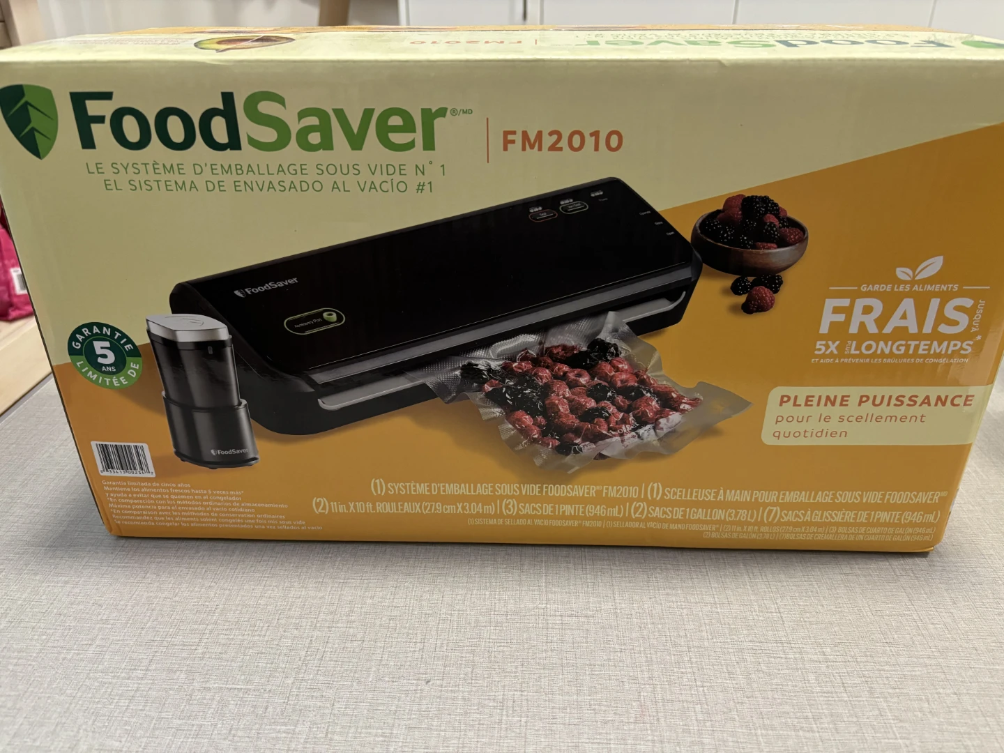 FoodSaver FM2010 Vacuum Sealing System Starter Kit
