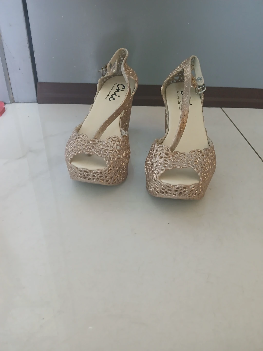 Chic Gold Glitter Wedge Sandals - photo 2